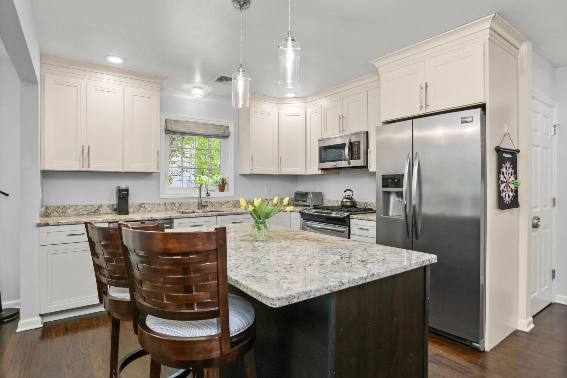 Emilia-Ferri-Architecture-and-Design-residential-crisp-coastal-7-kitchen-with-island-accent-color.jpeg