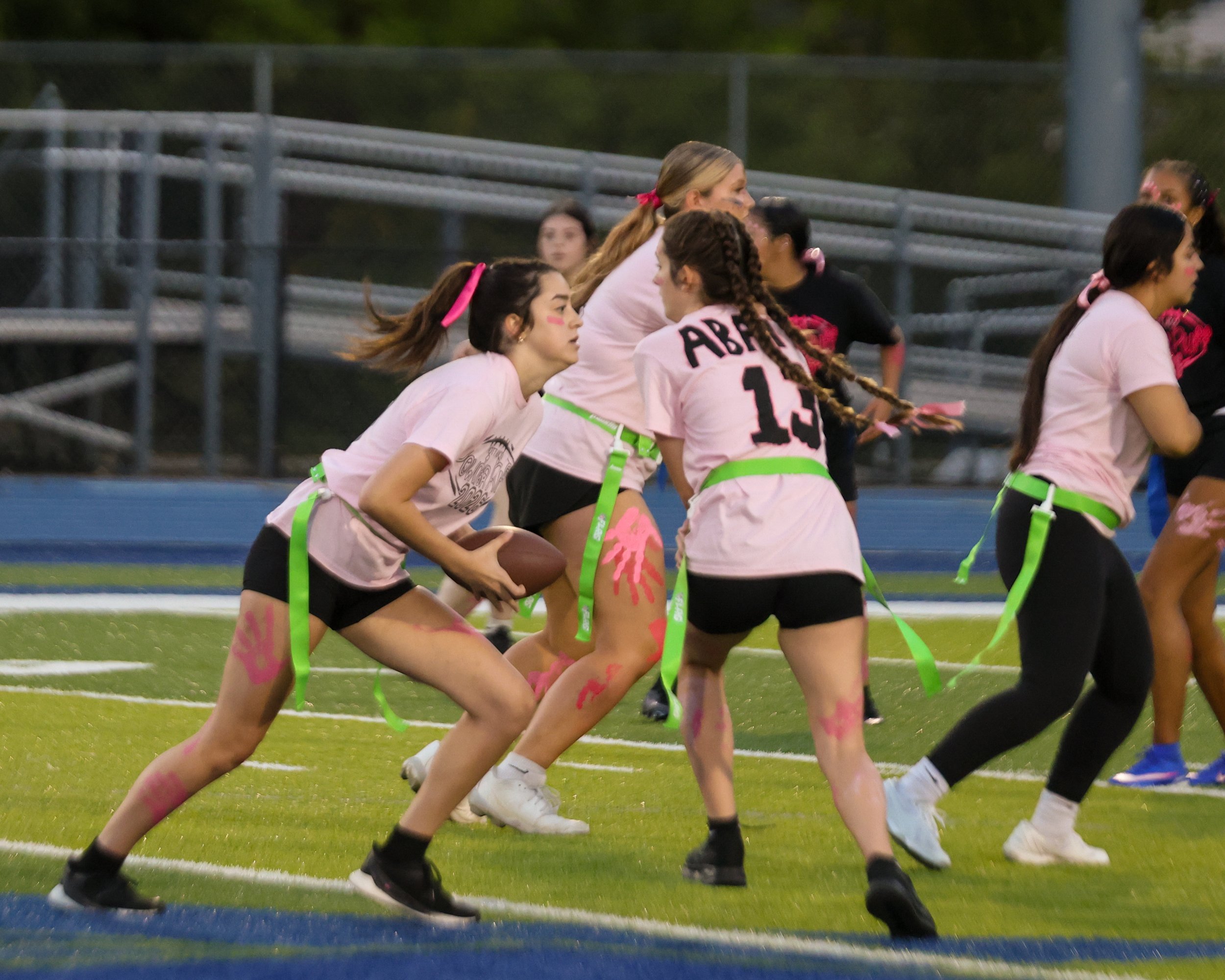 WM Junior hands the ball off