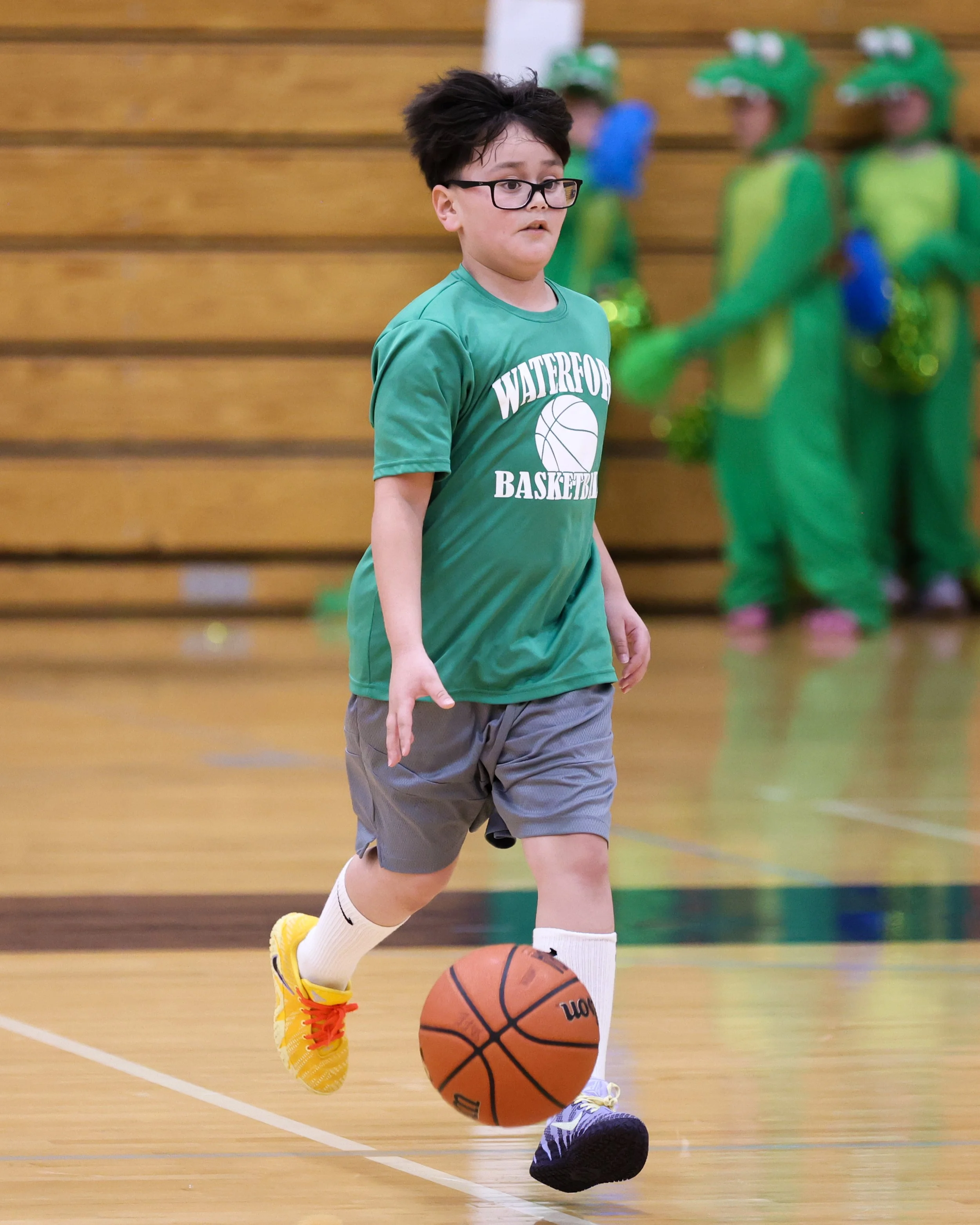Grayson ball dribbles the bballb