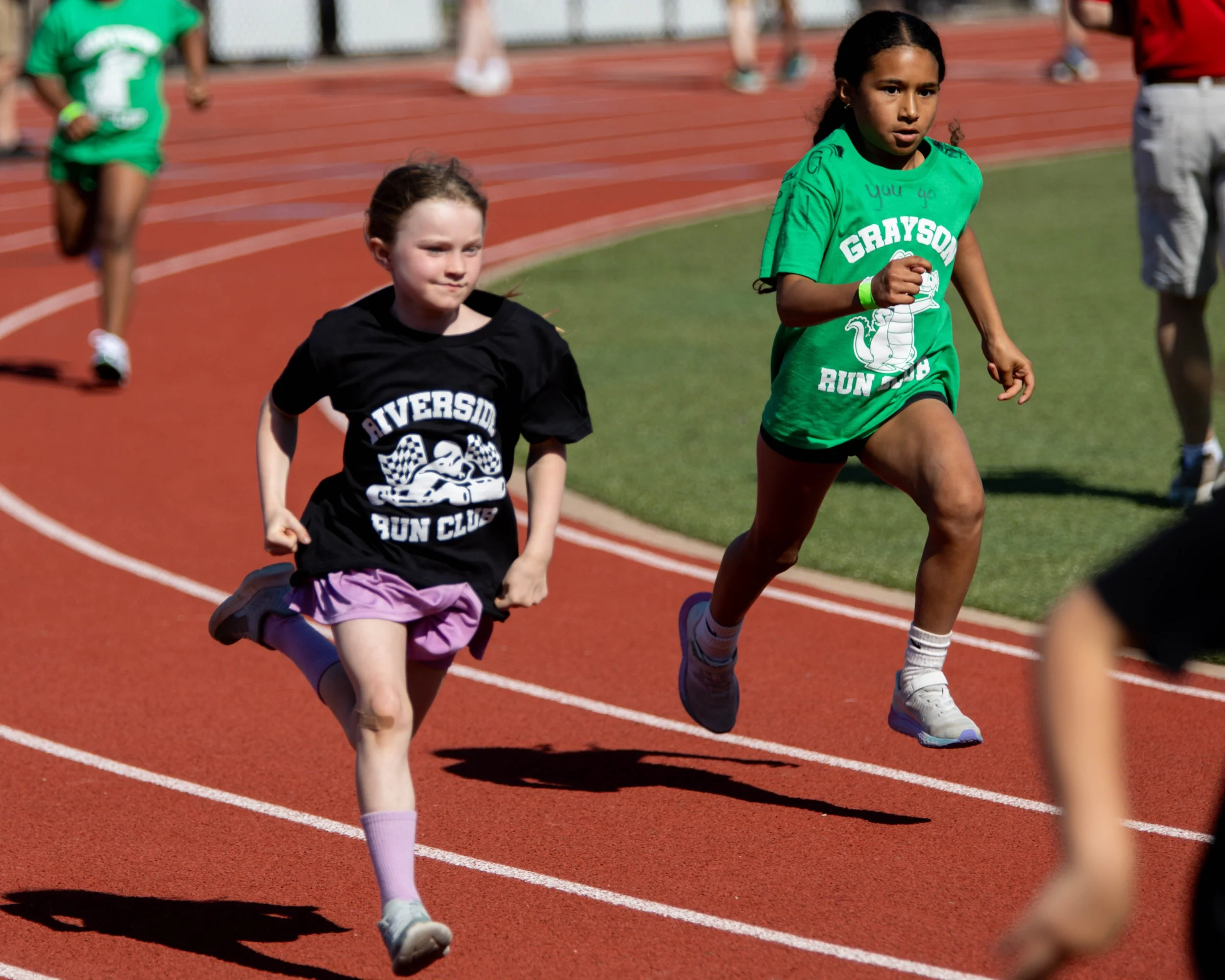 Riverside and Grayson  runner start  the race
