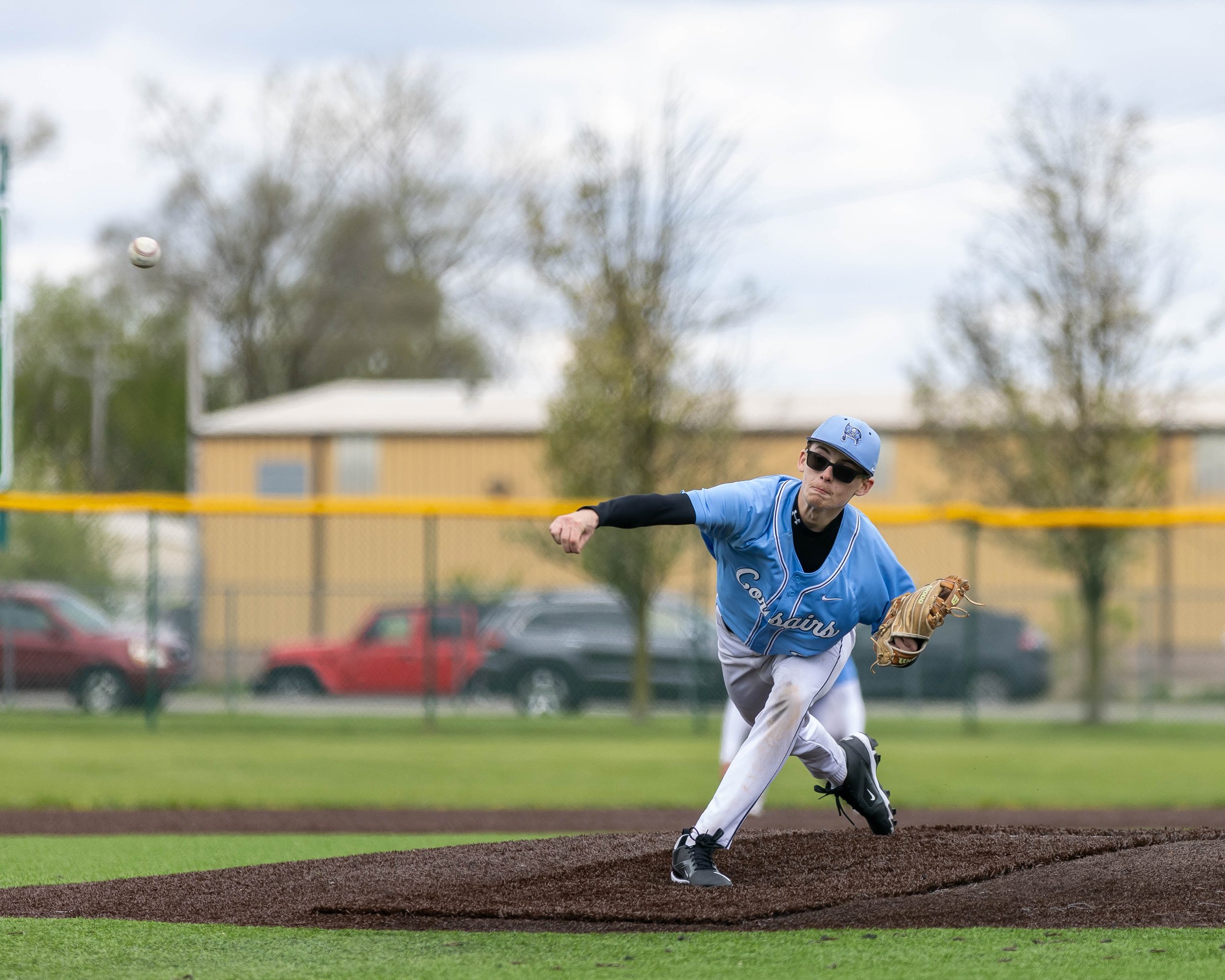 Mott pitcher throw the ball to the plate