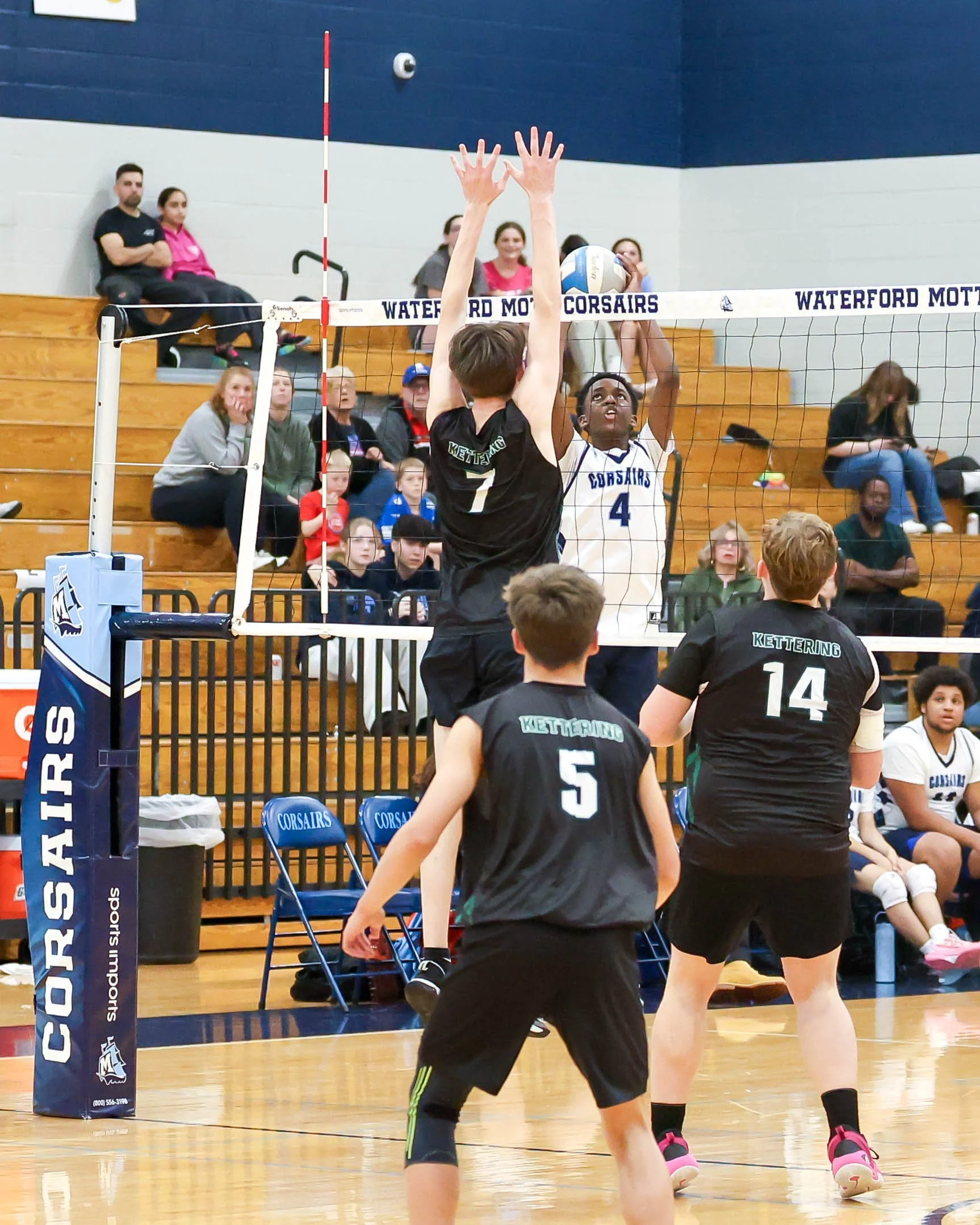 Mott #4 and Kettering #7 up for the ball