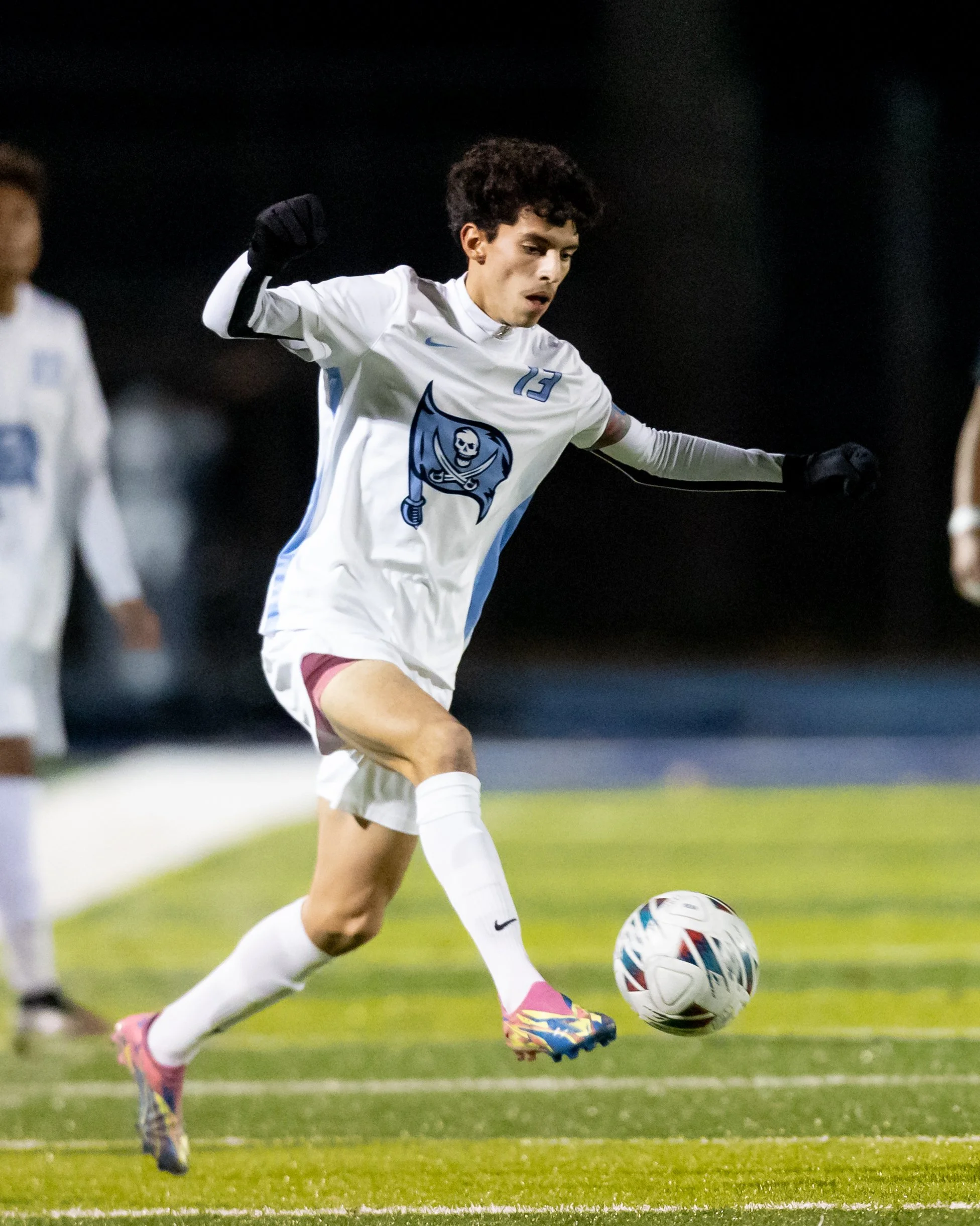 WM #13 controls the ball