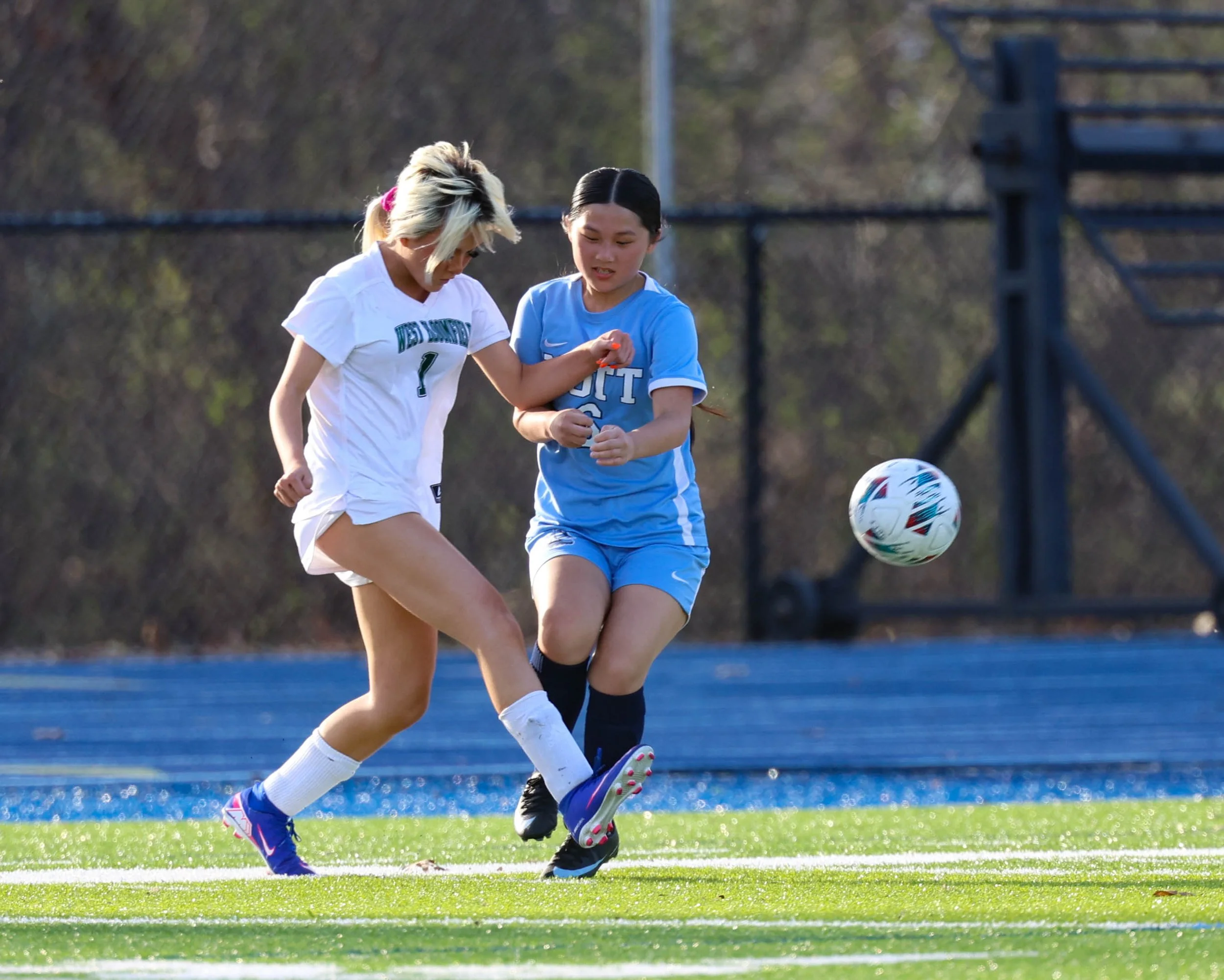 #6 with the blocks the ball