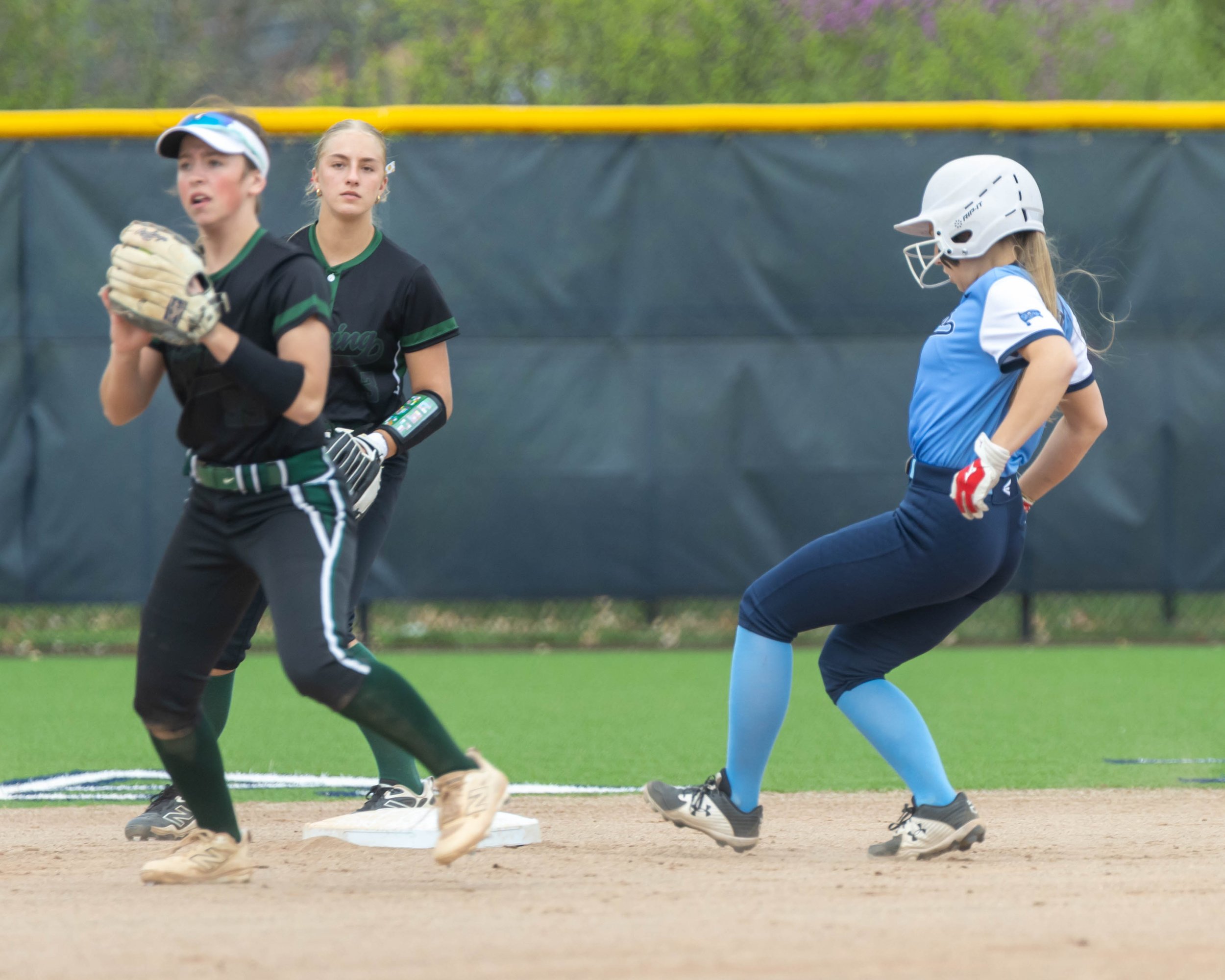 Mott runner makes it second base safely 