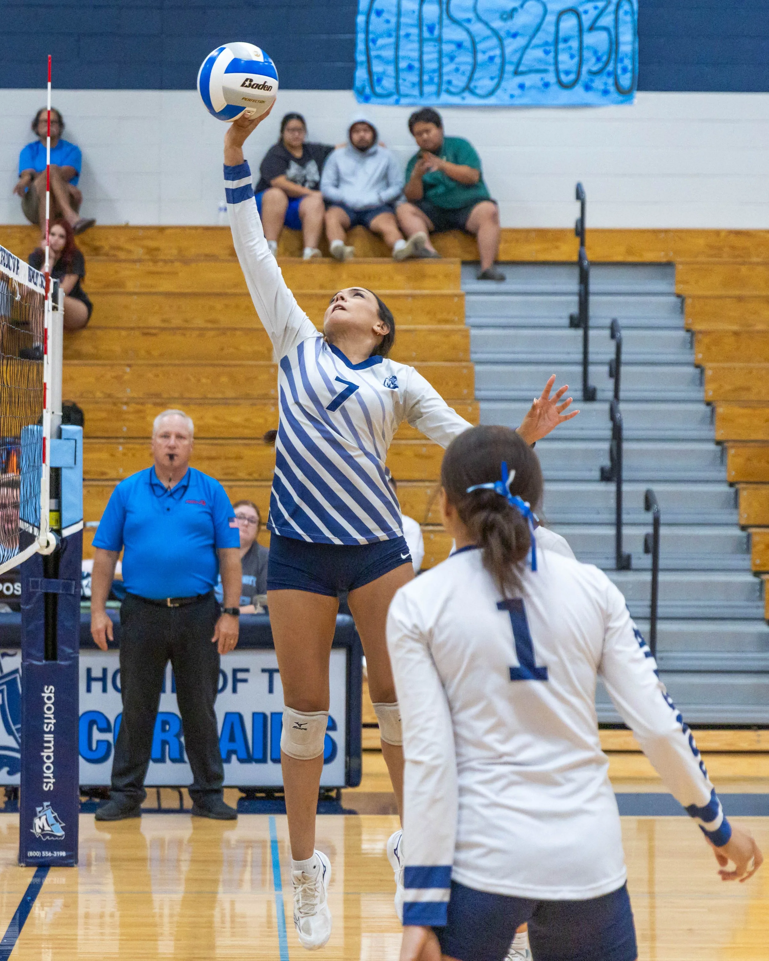 WM #7 tips the ball over the net