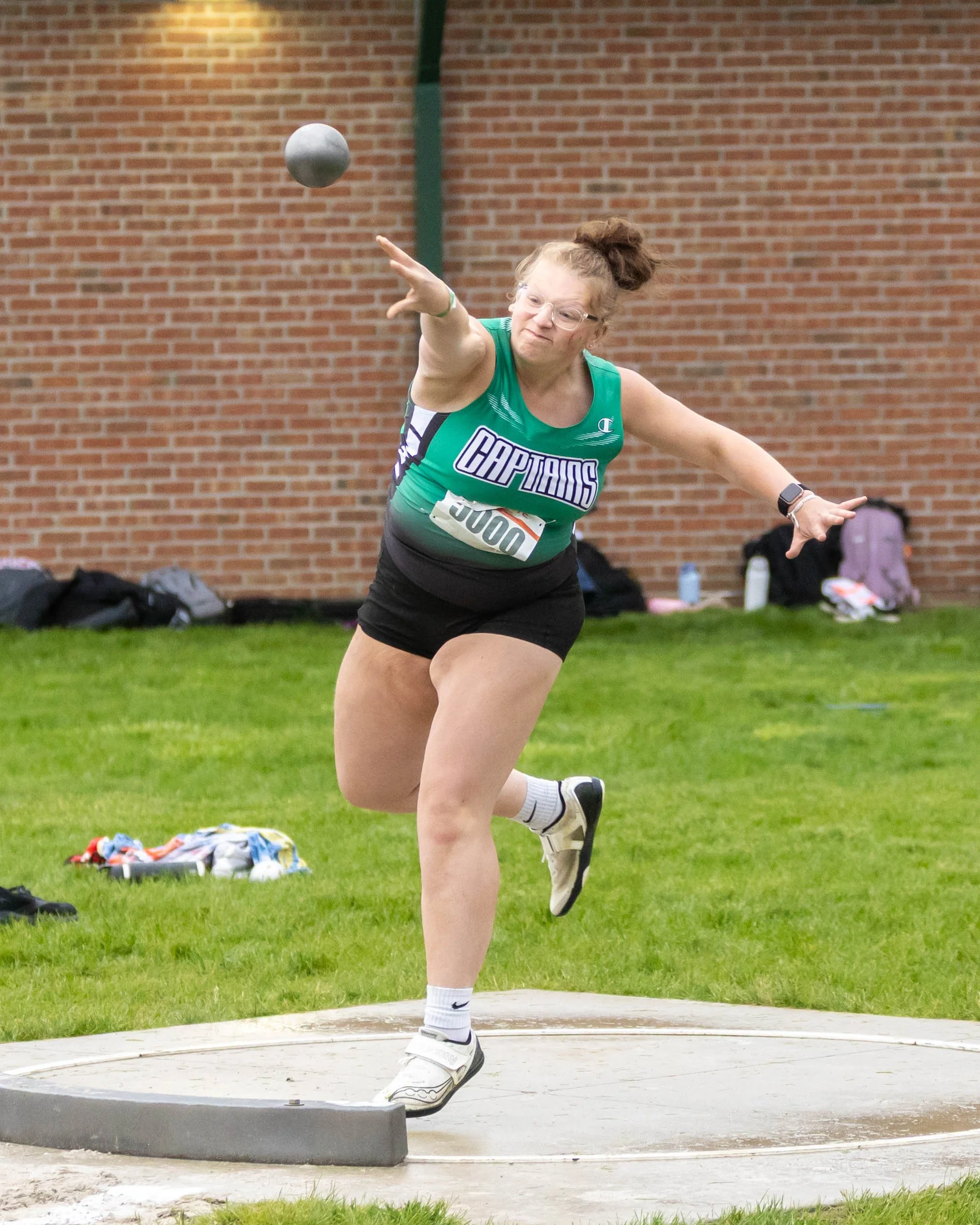 Kettering #5000 throws the shot put