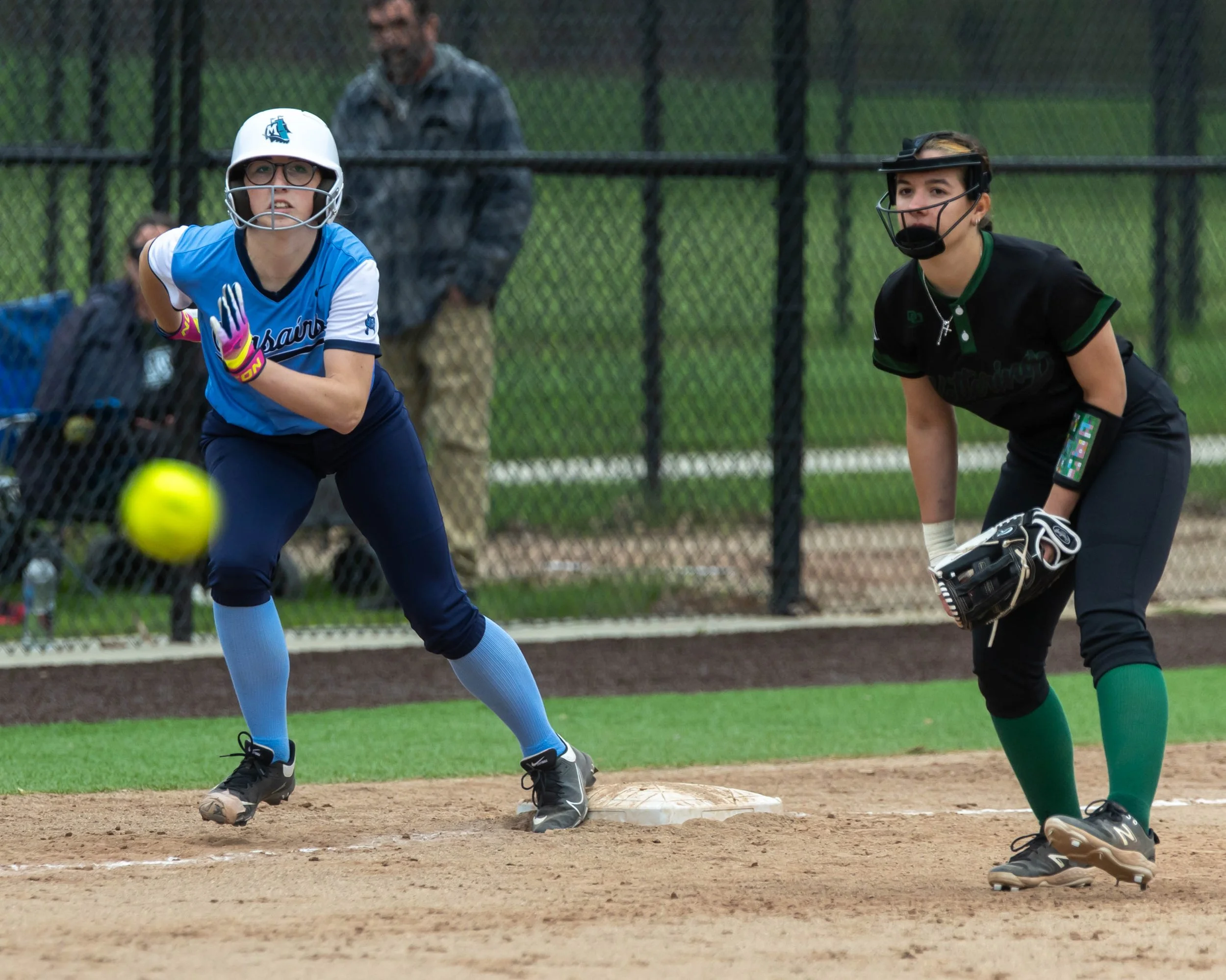 Mott runner takes off from third base