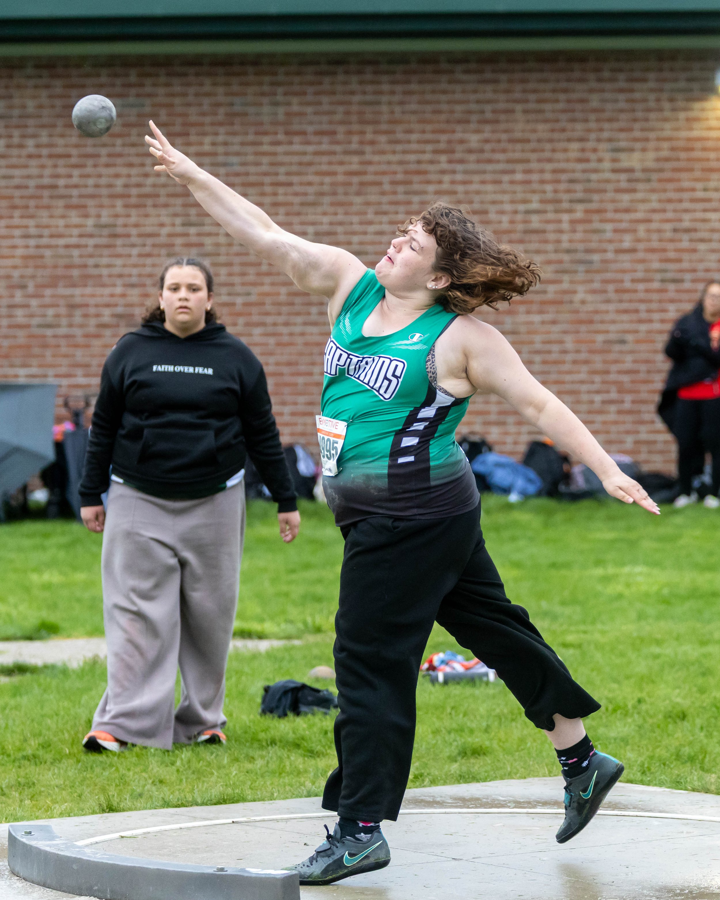 Kettering #4995 throws the shot put