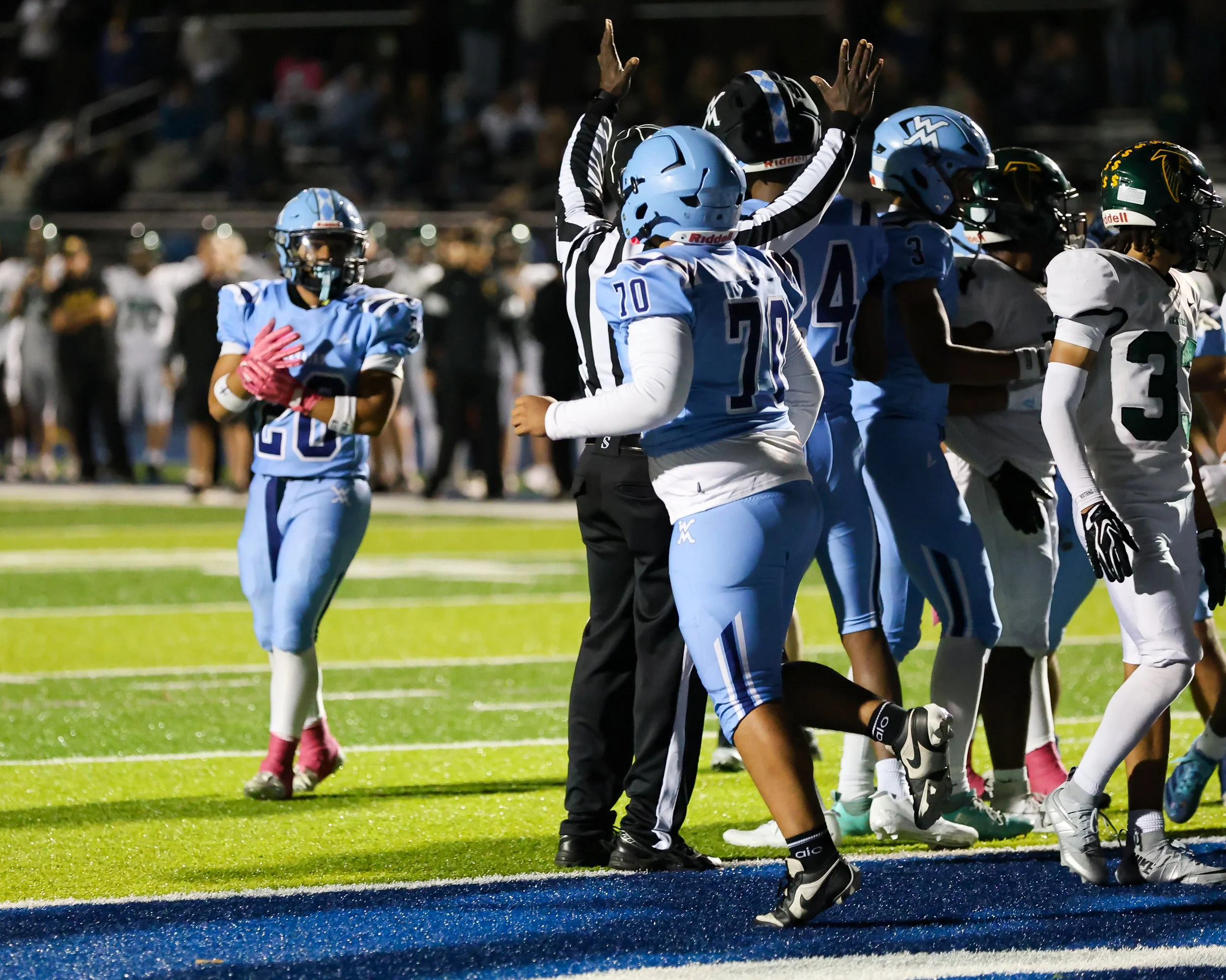 Mott #4 scores and players celebrate