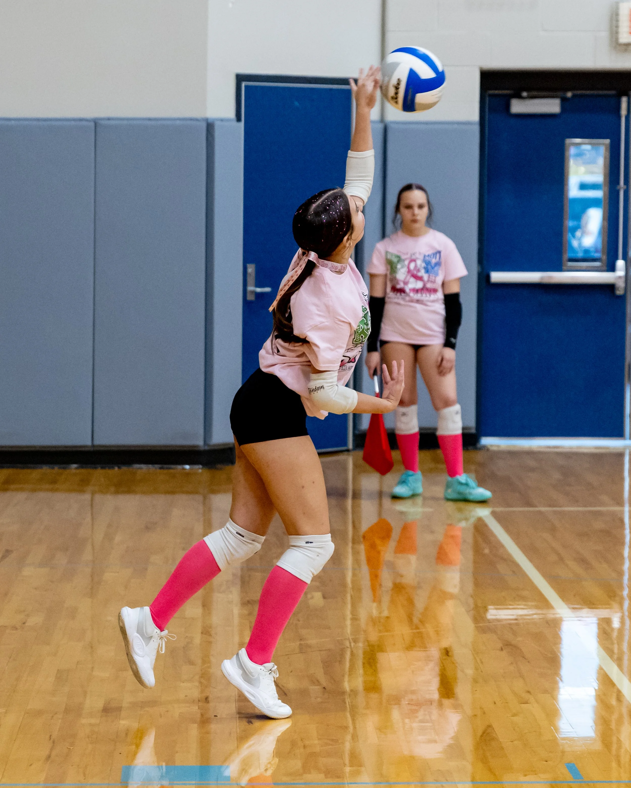  Mott player serves the ball