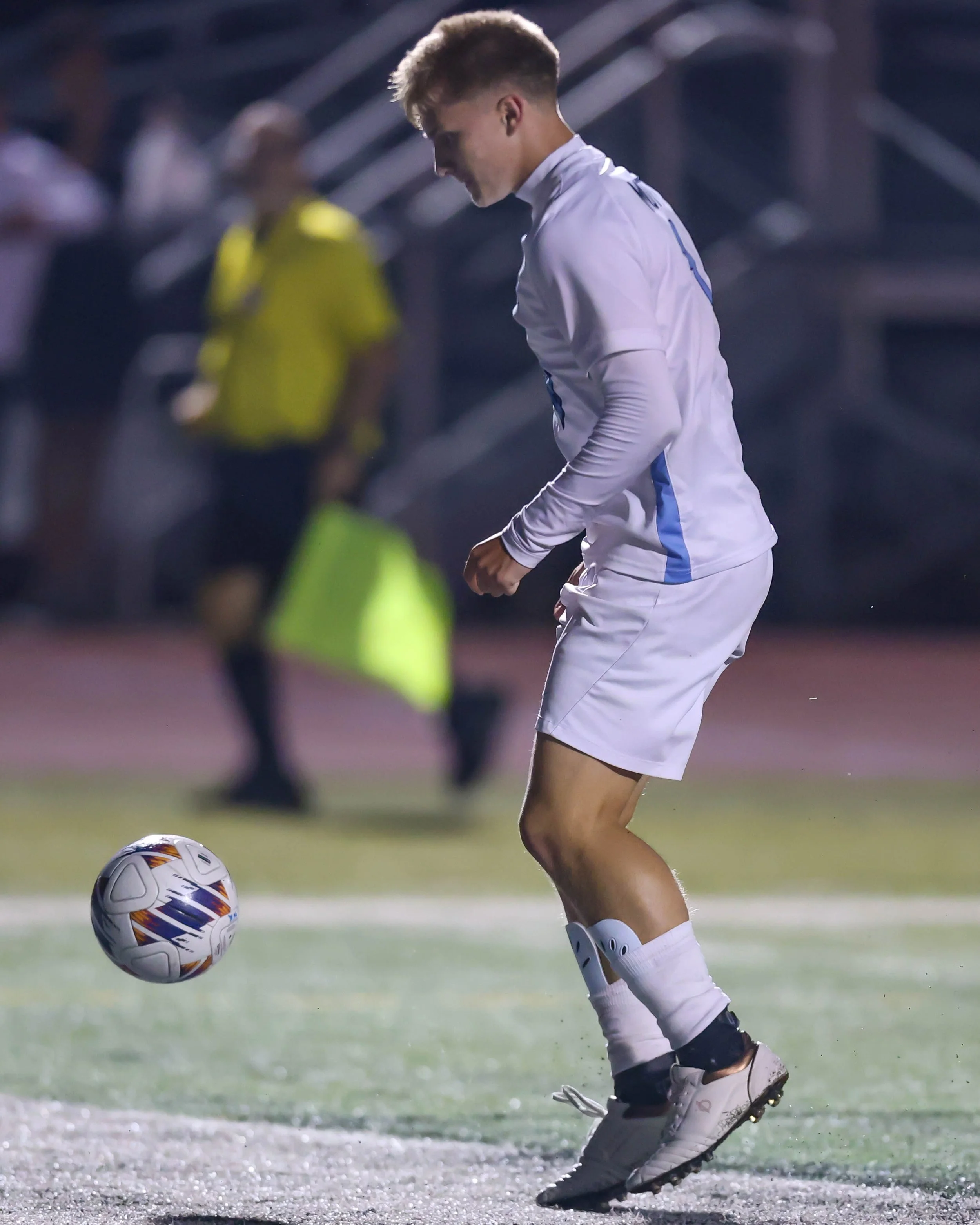WM #4 controls the ball