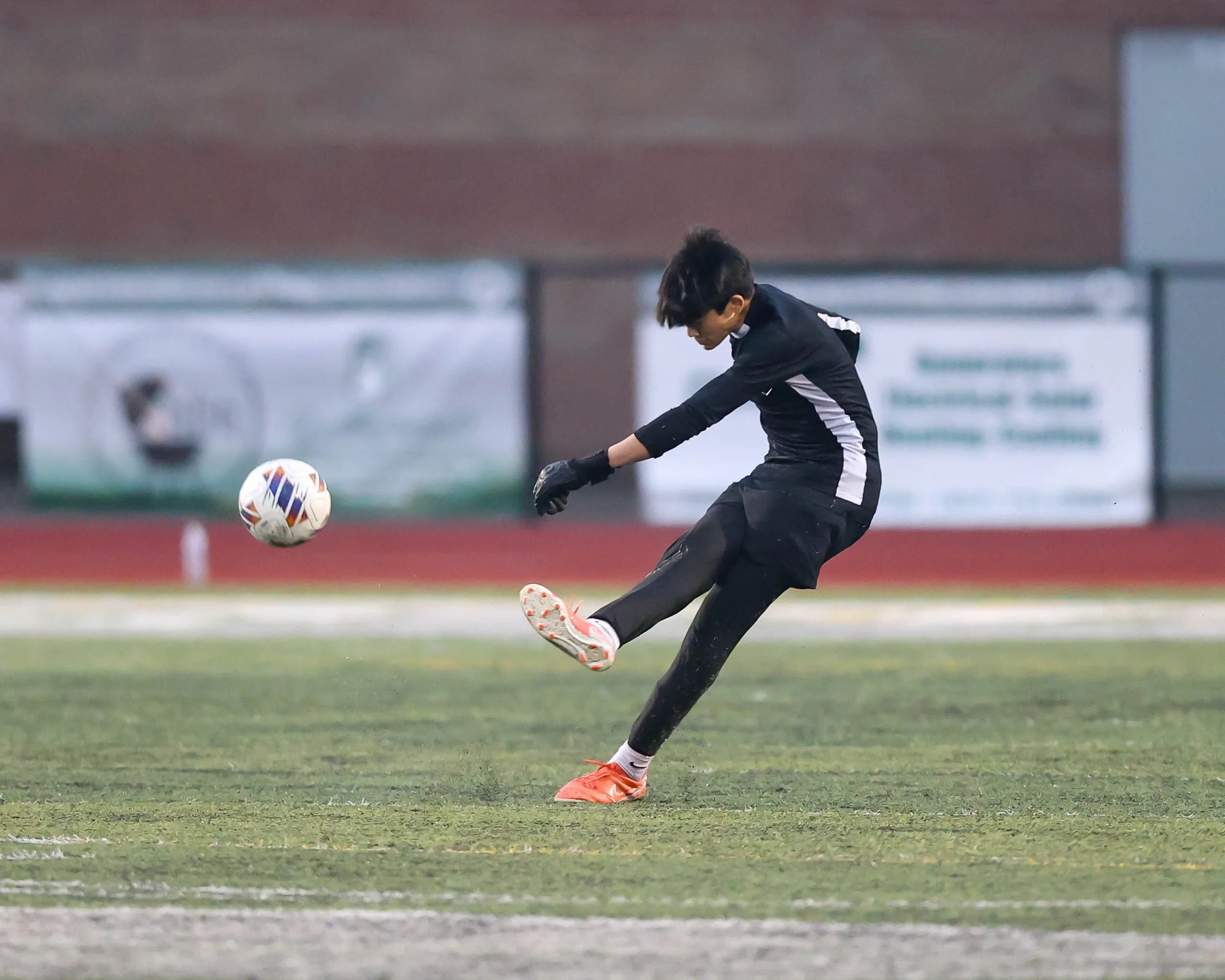 WM goalie kicks the ball
