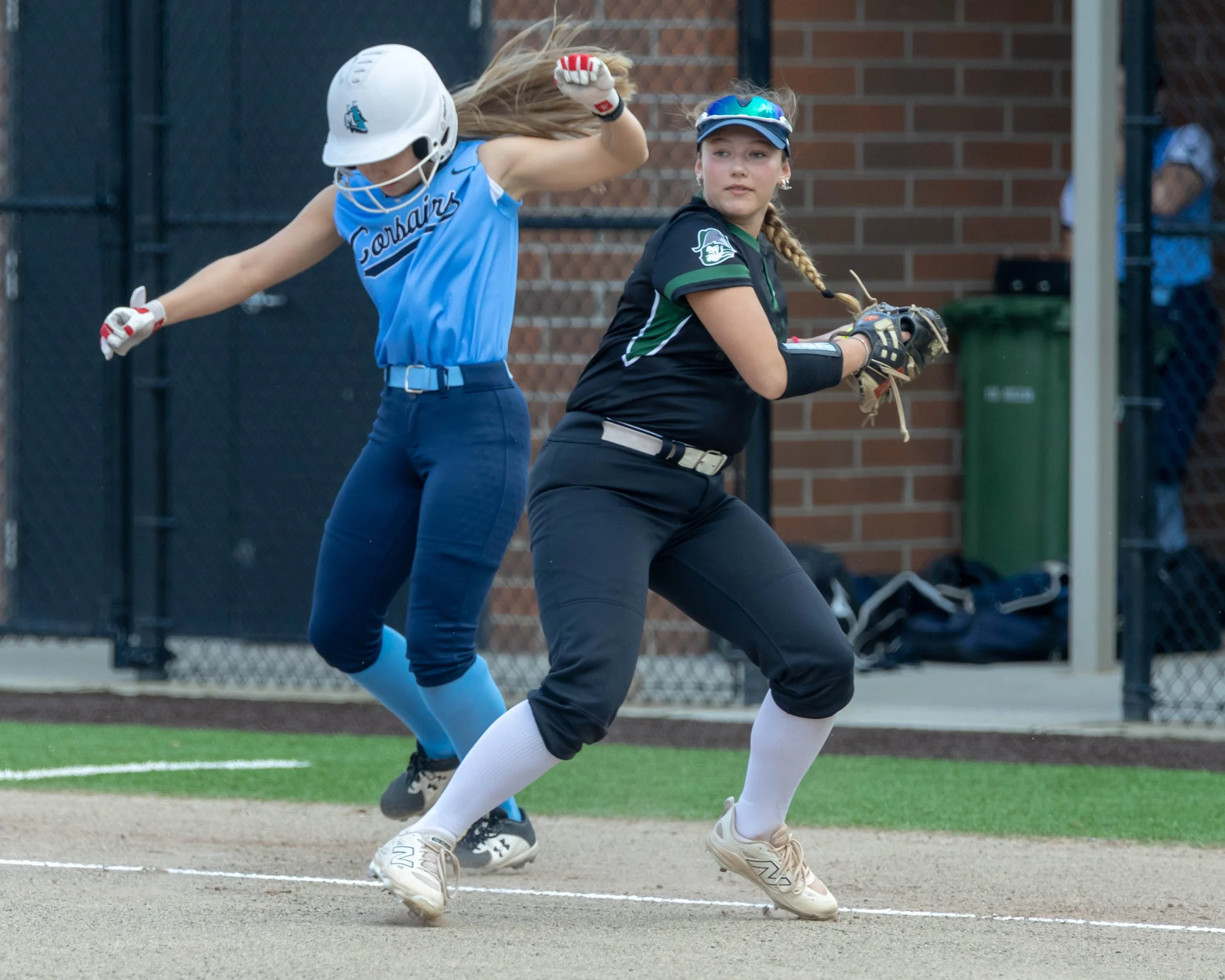Mott #4 safe at first base
