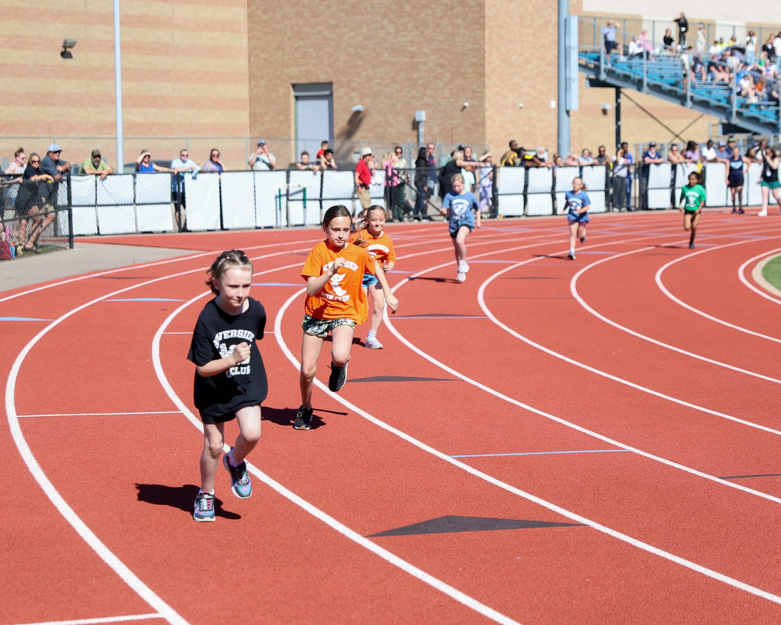 Runners start 400m race