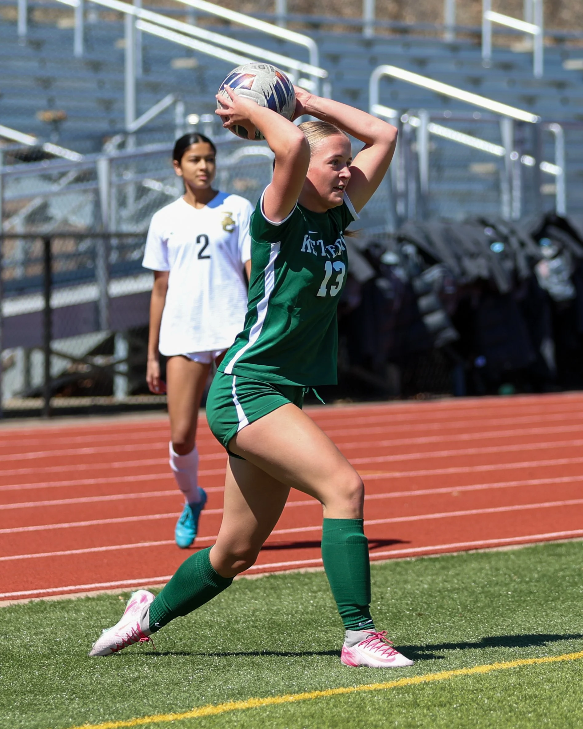 #13 throws in the ball