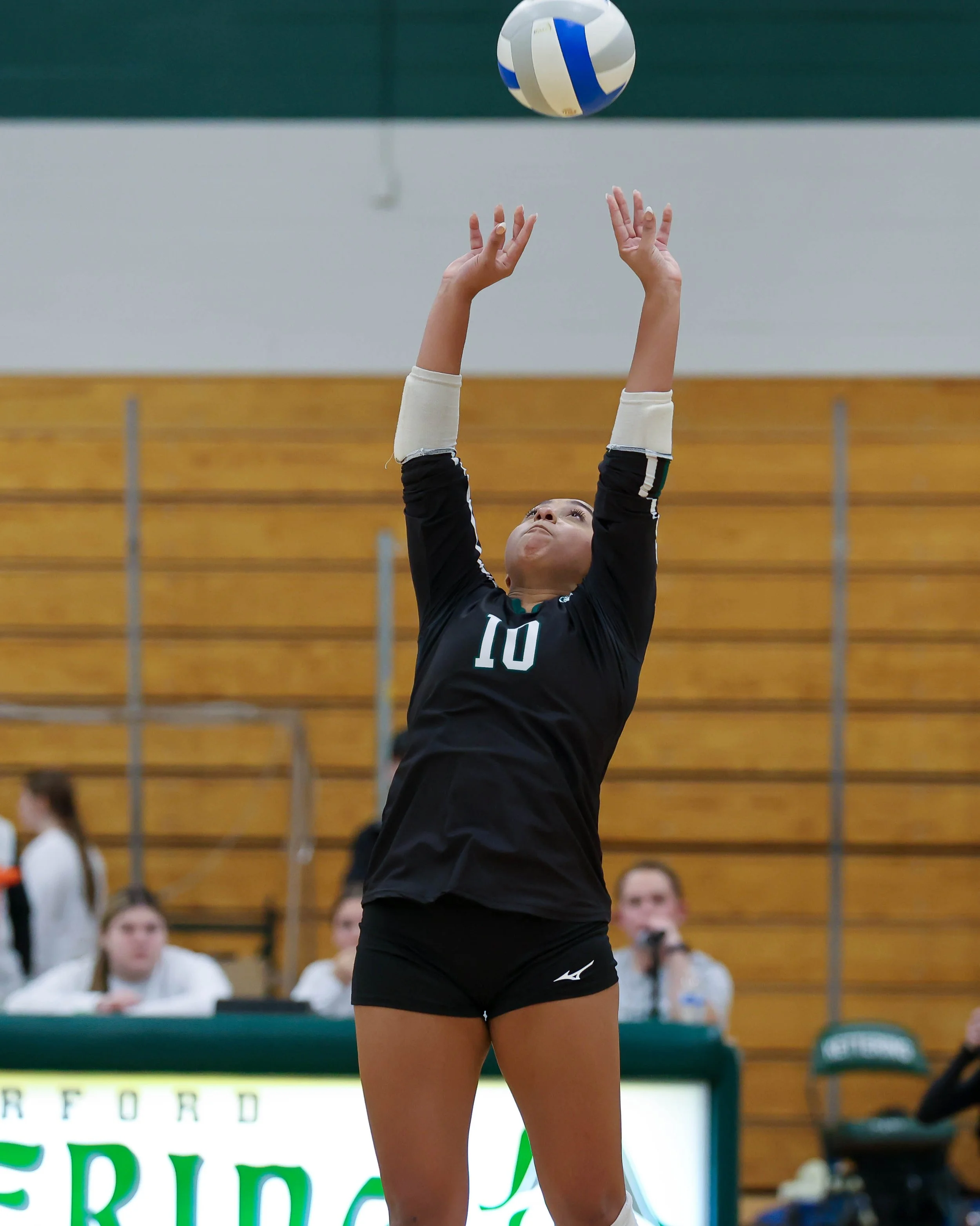 Kettering #10 sets the ball