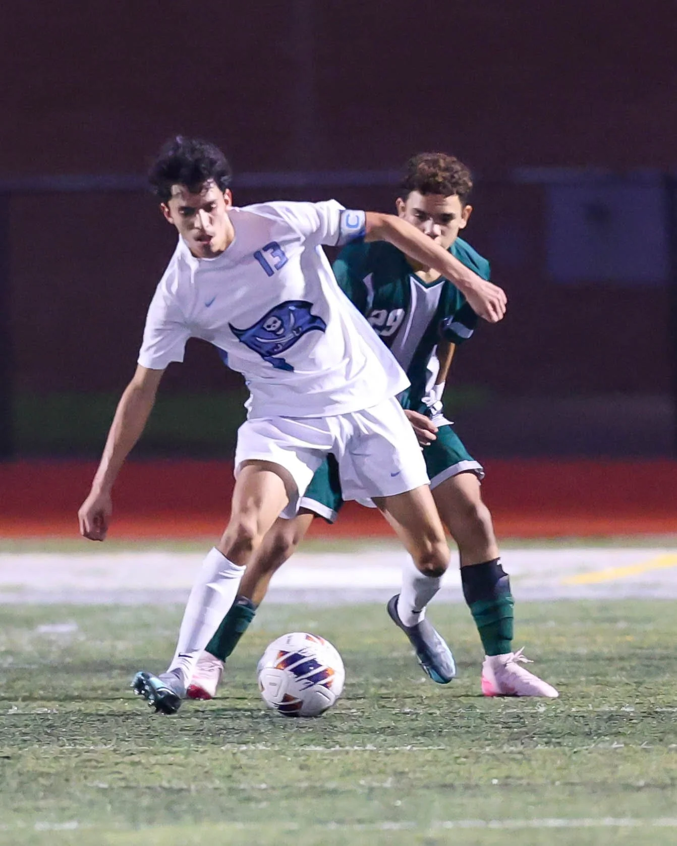 WM #13 controls the ball