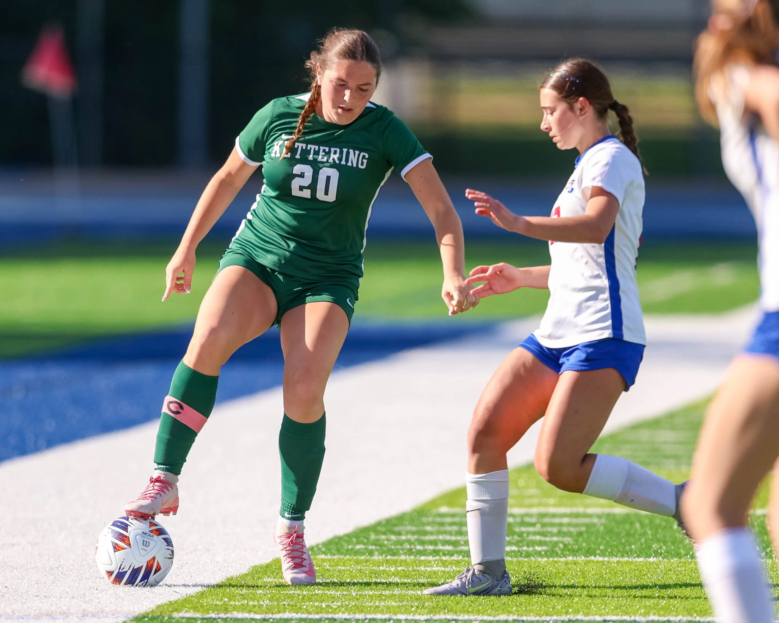 #20 controls the ball with her foot