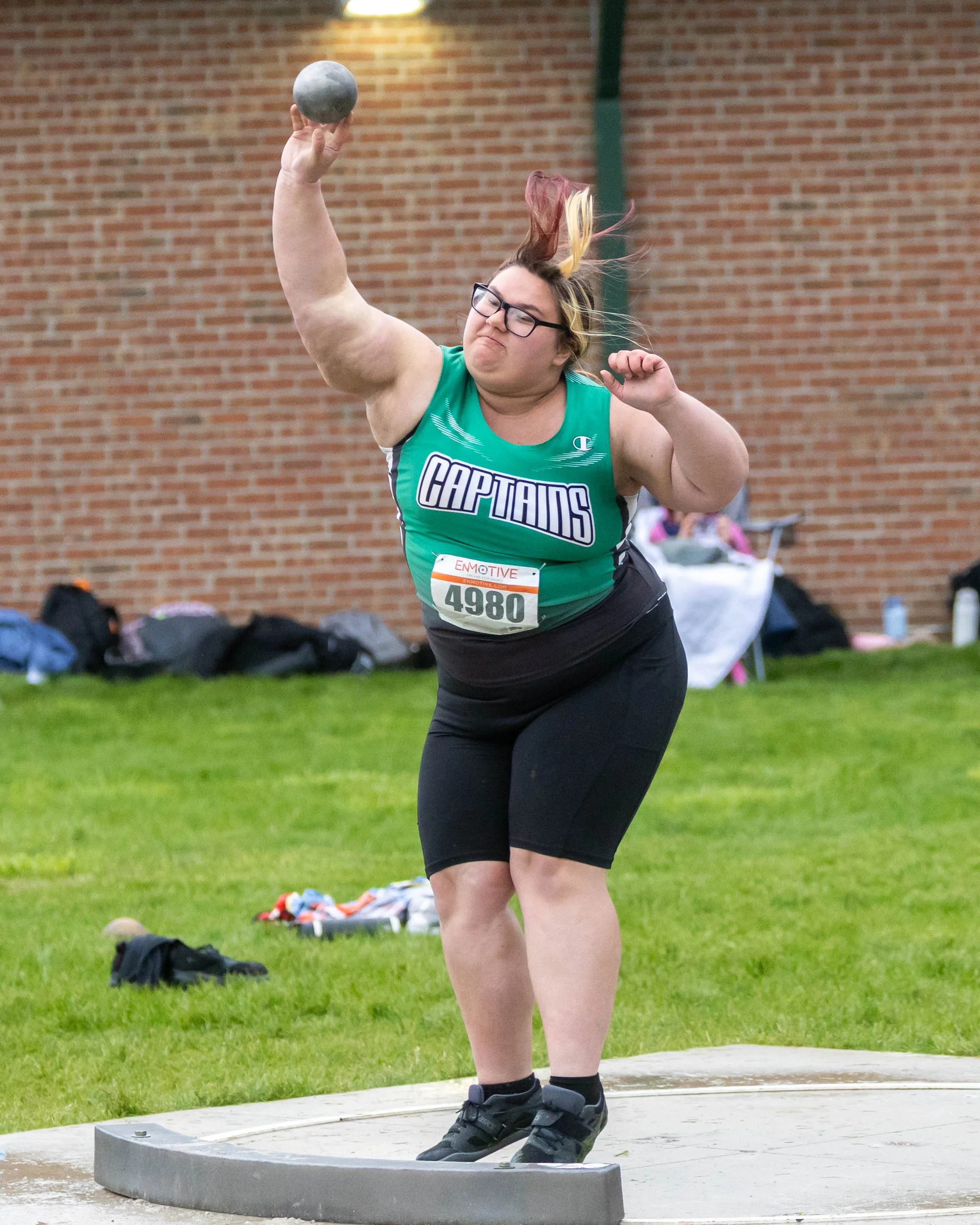 Kettering #4980 throws the shot put