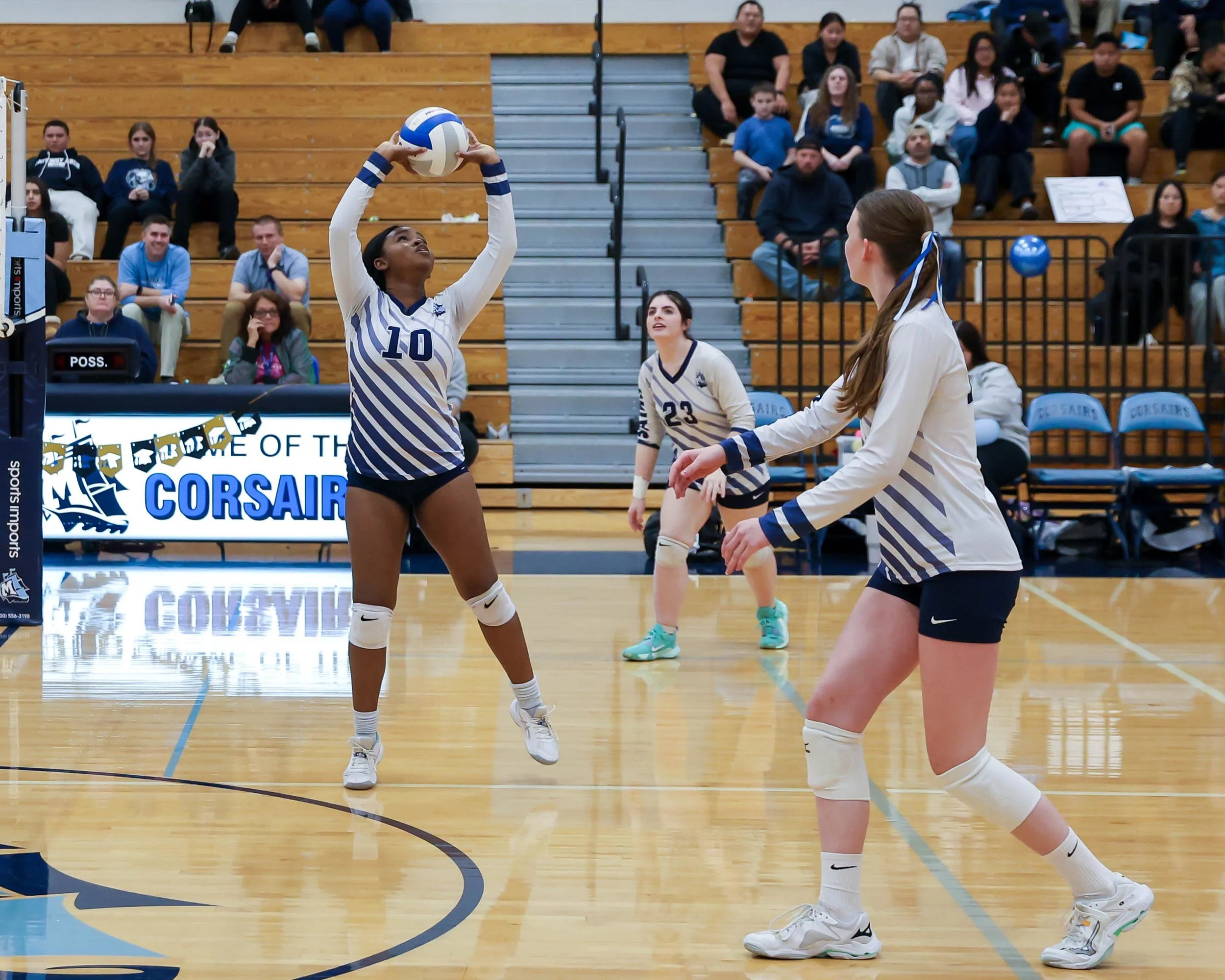 Mott #10 sets the ball