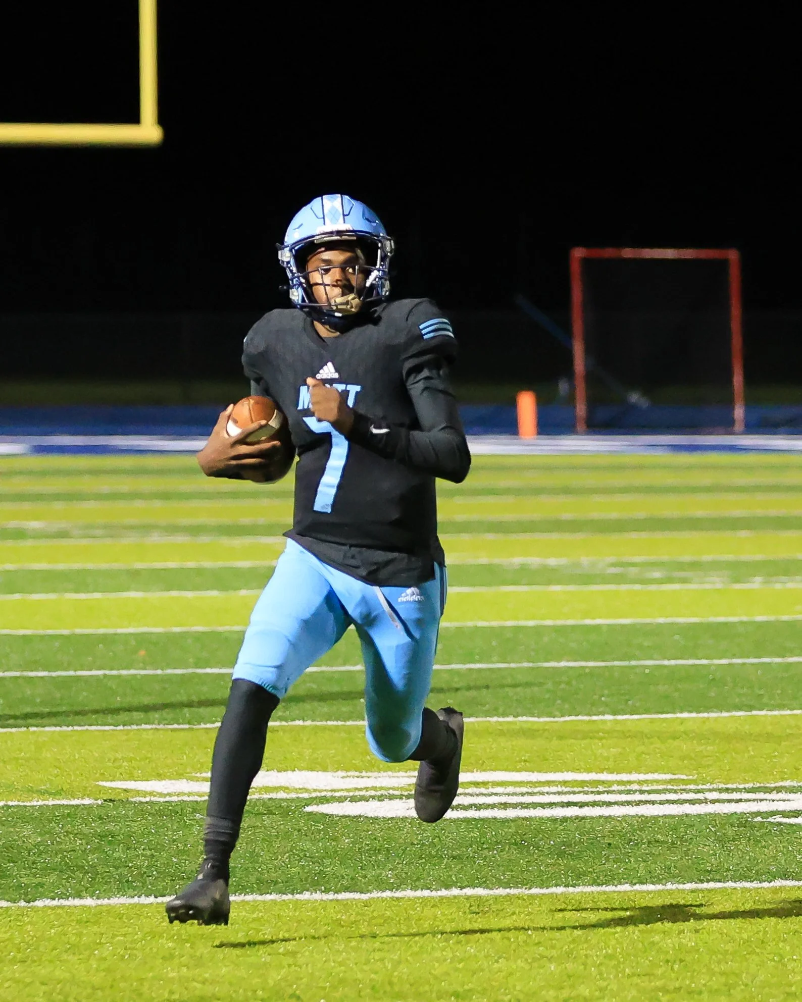 WM #7 runs with the ball