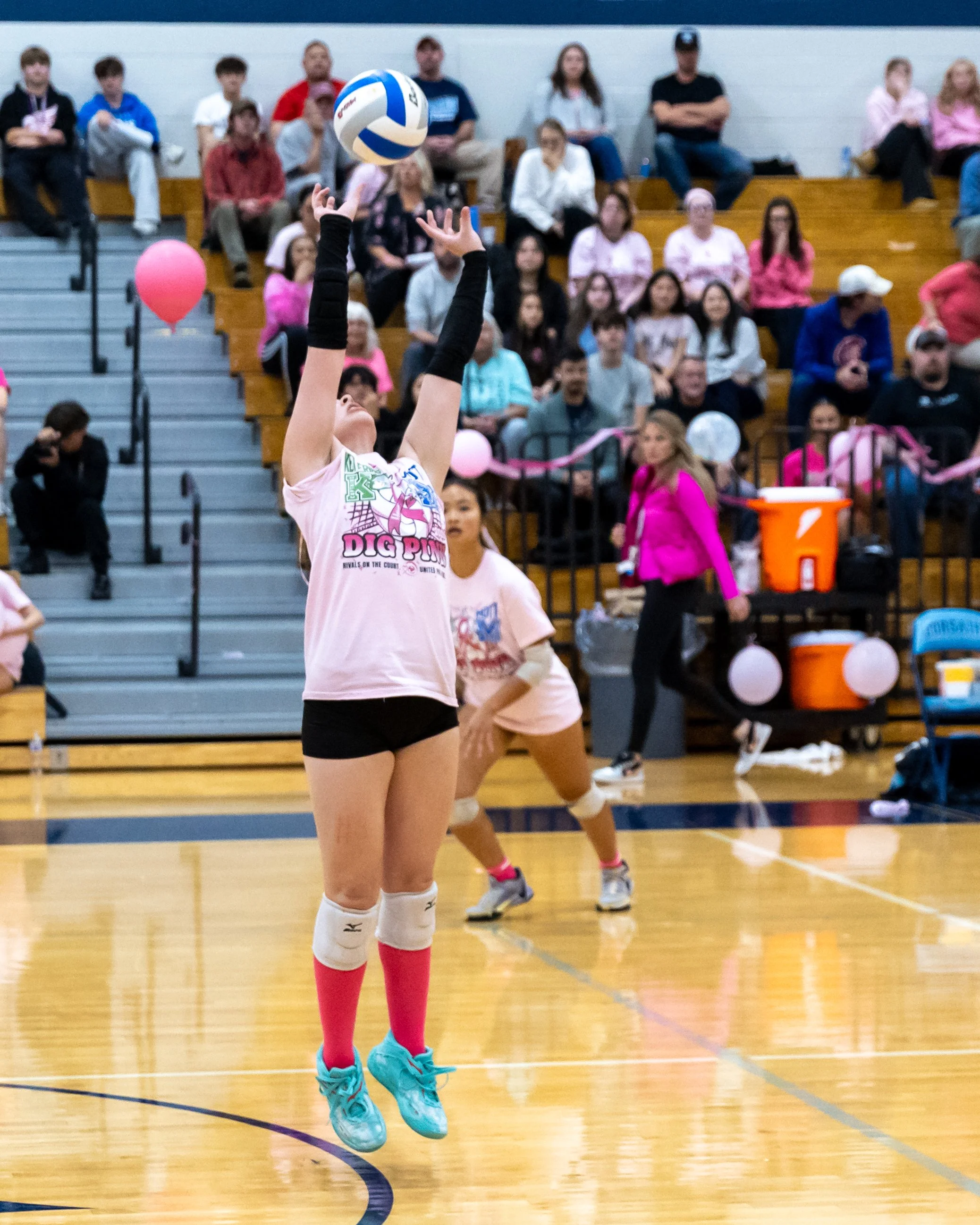 Mott player sets he ball