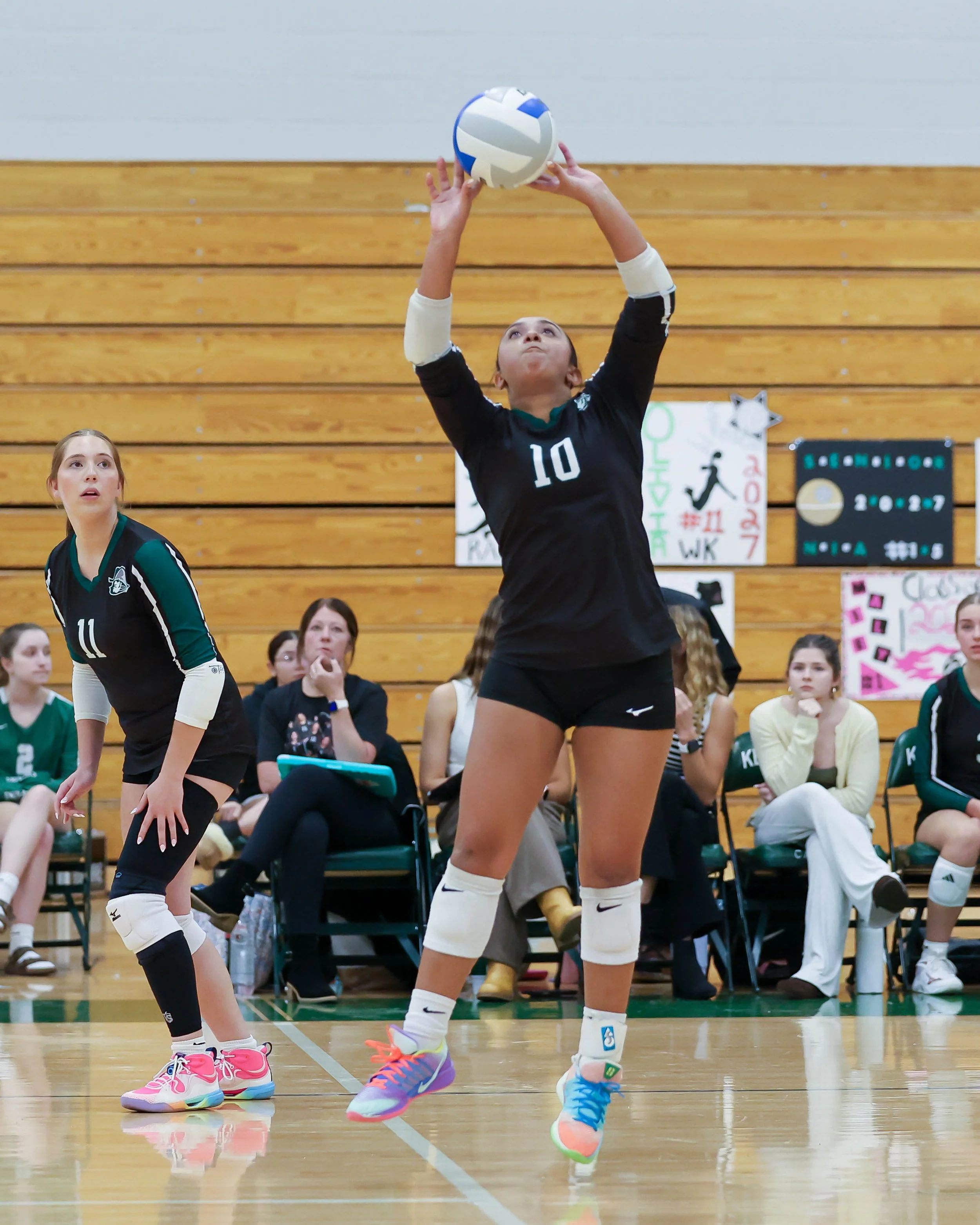 Kettering #10 sets the ball