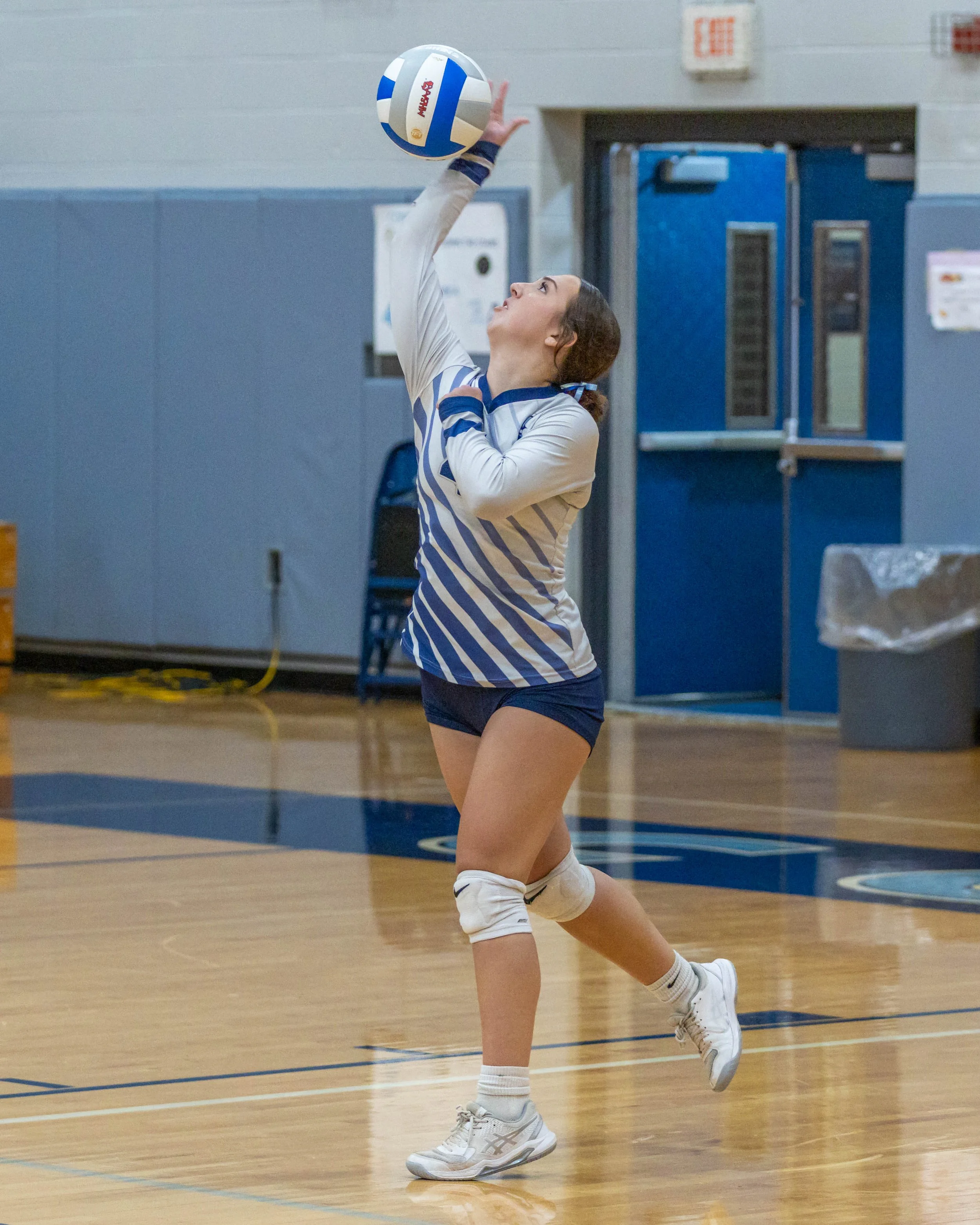WM #4 serves the ball