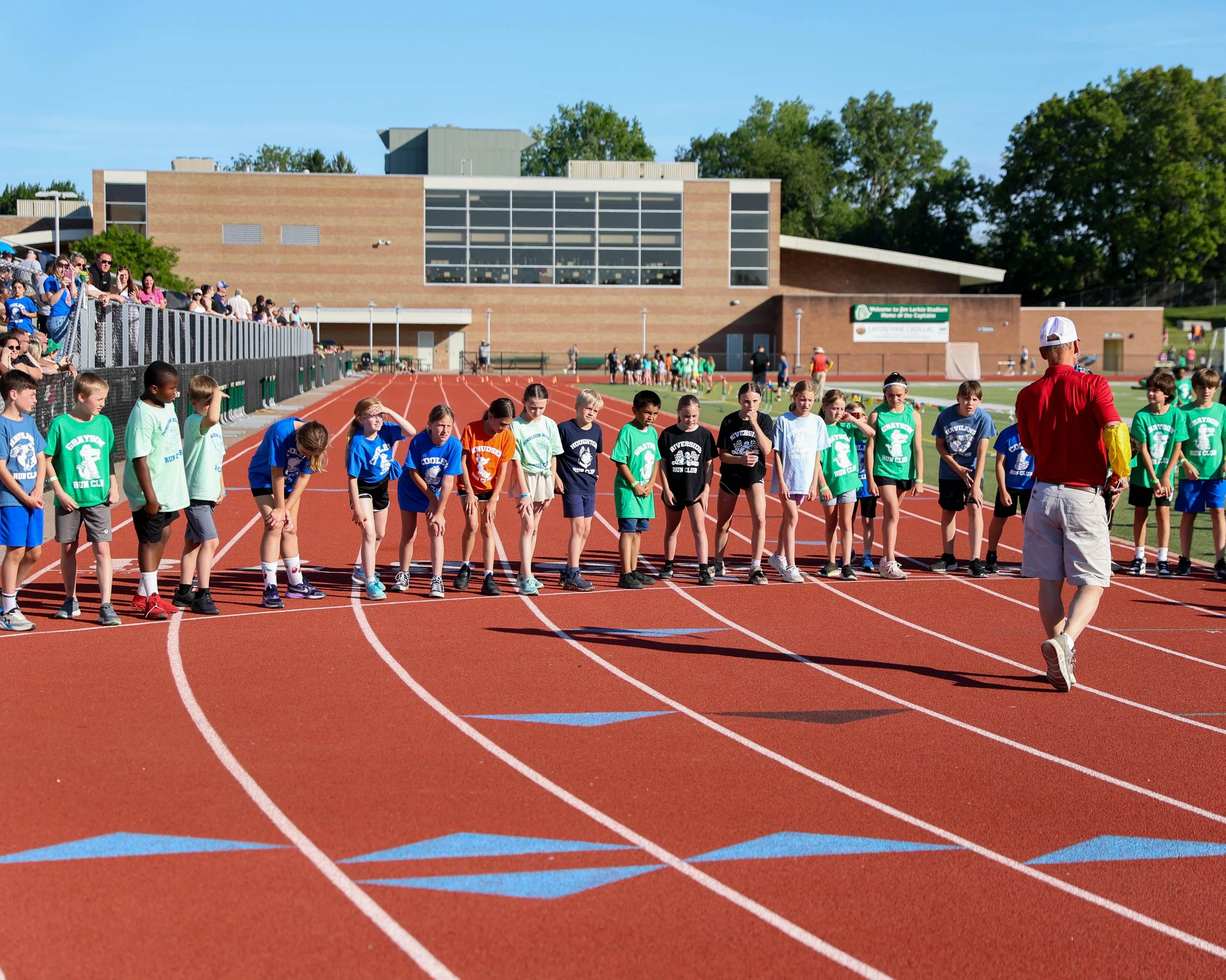 Another group starts the 800m