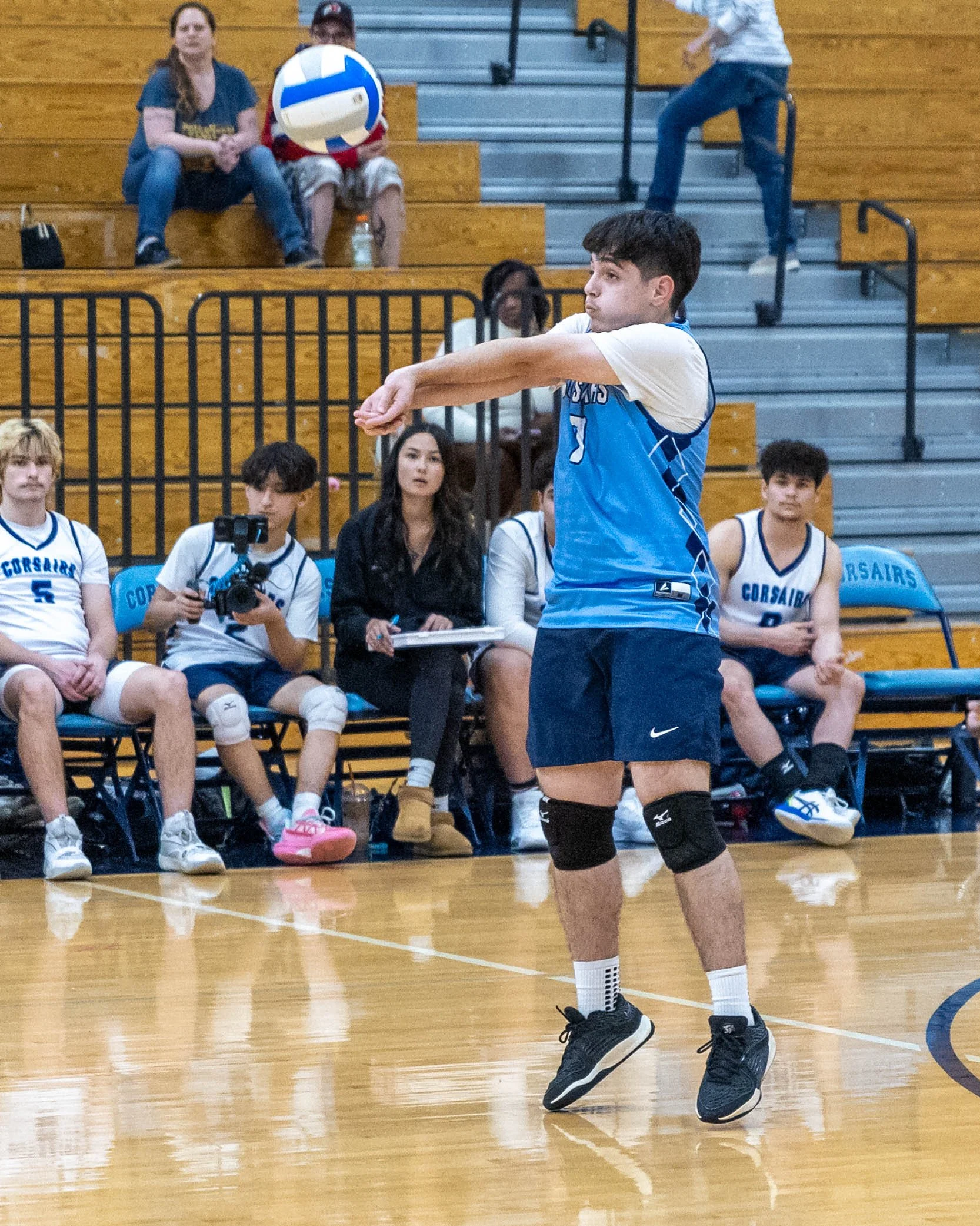 #7 returns the ball
