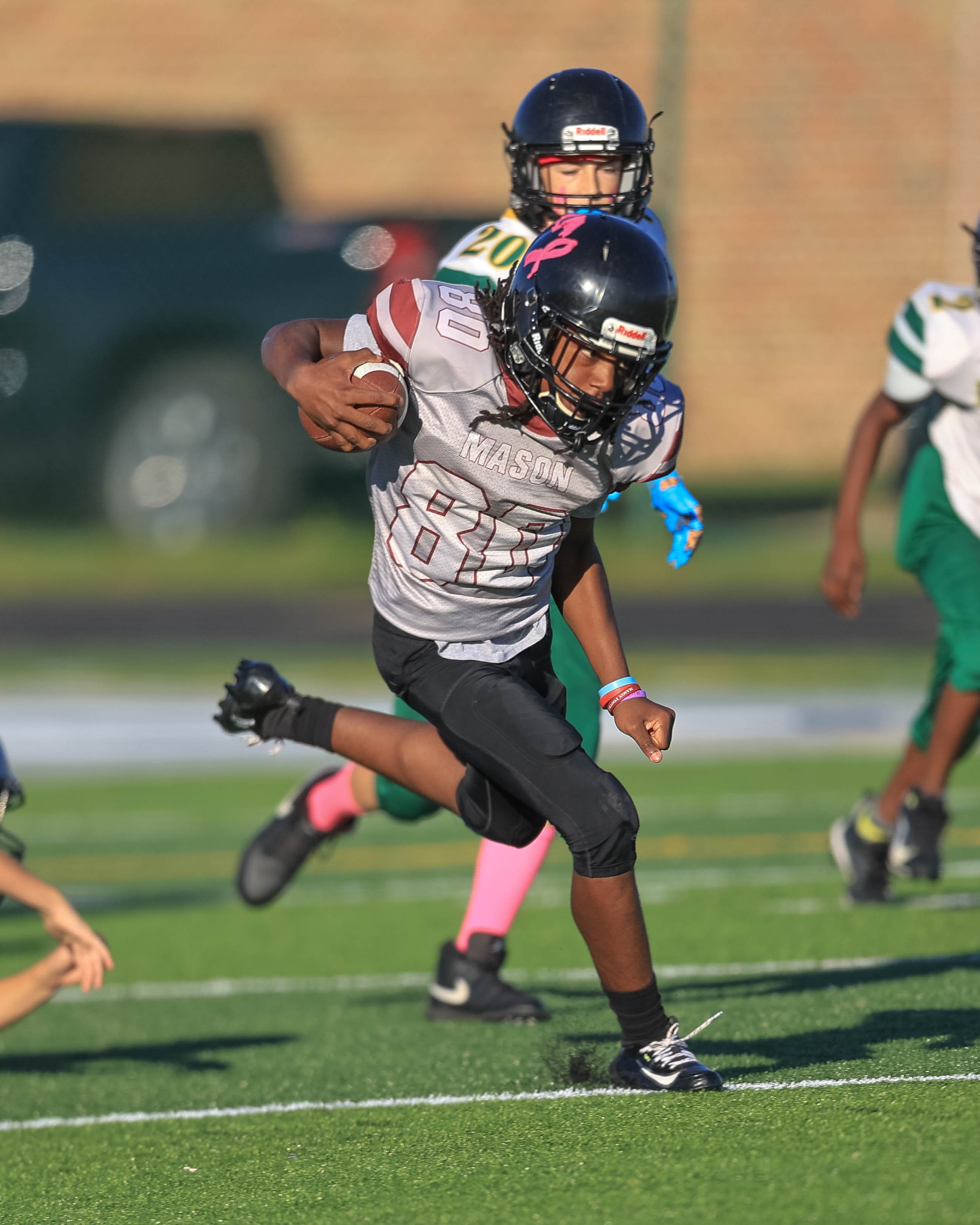Mason #80 carries the ball 