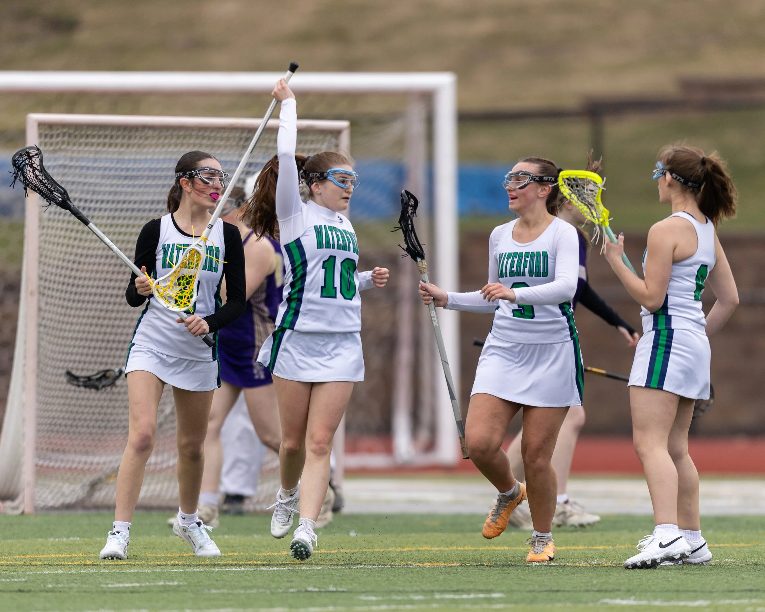 #10 celebrates with teamates