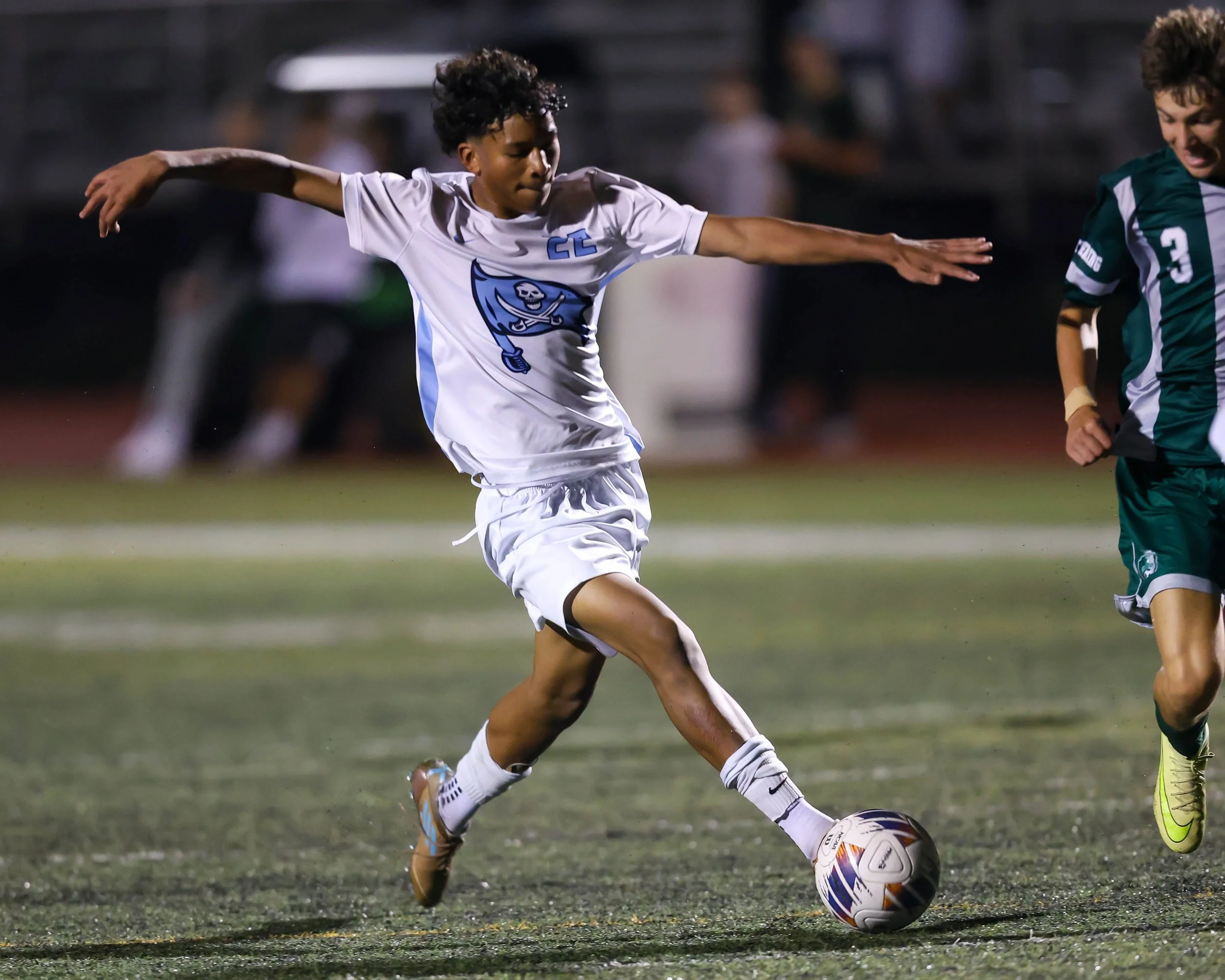 WM #22 controls the ball