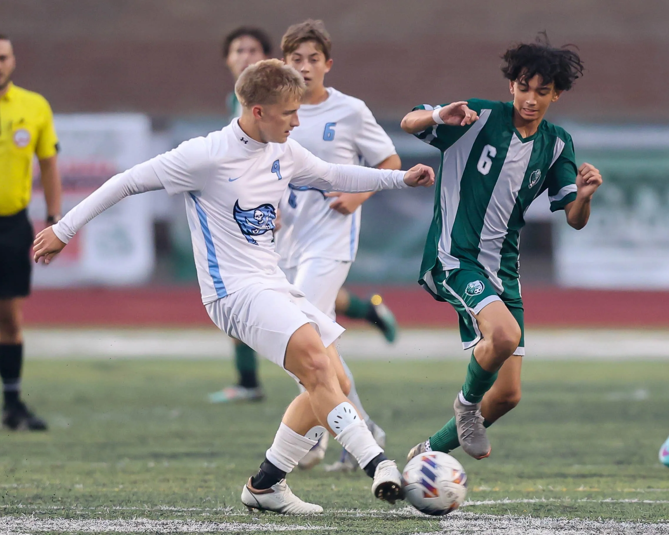 WM #4 passes the ball