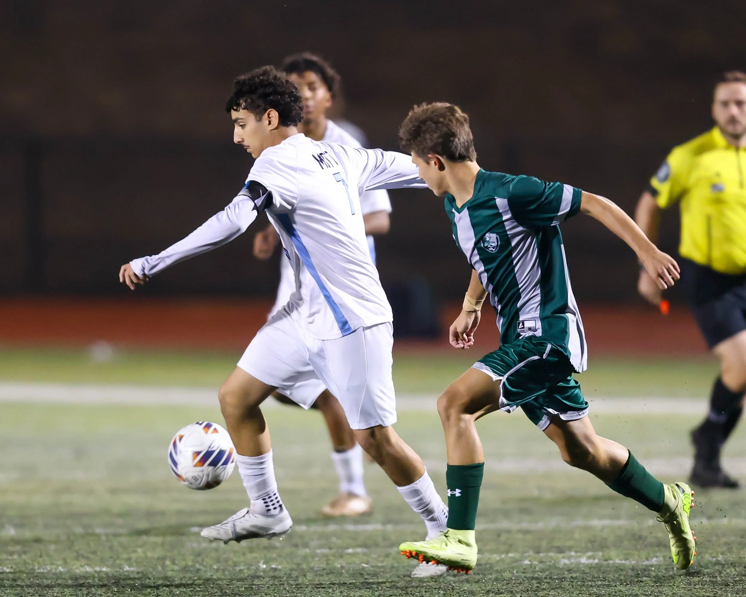 WM #7 controls the ball