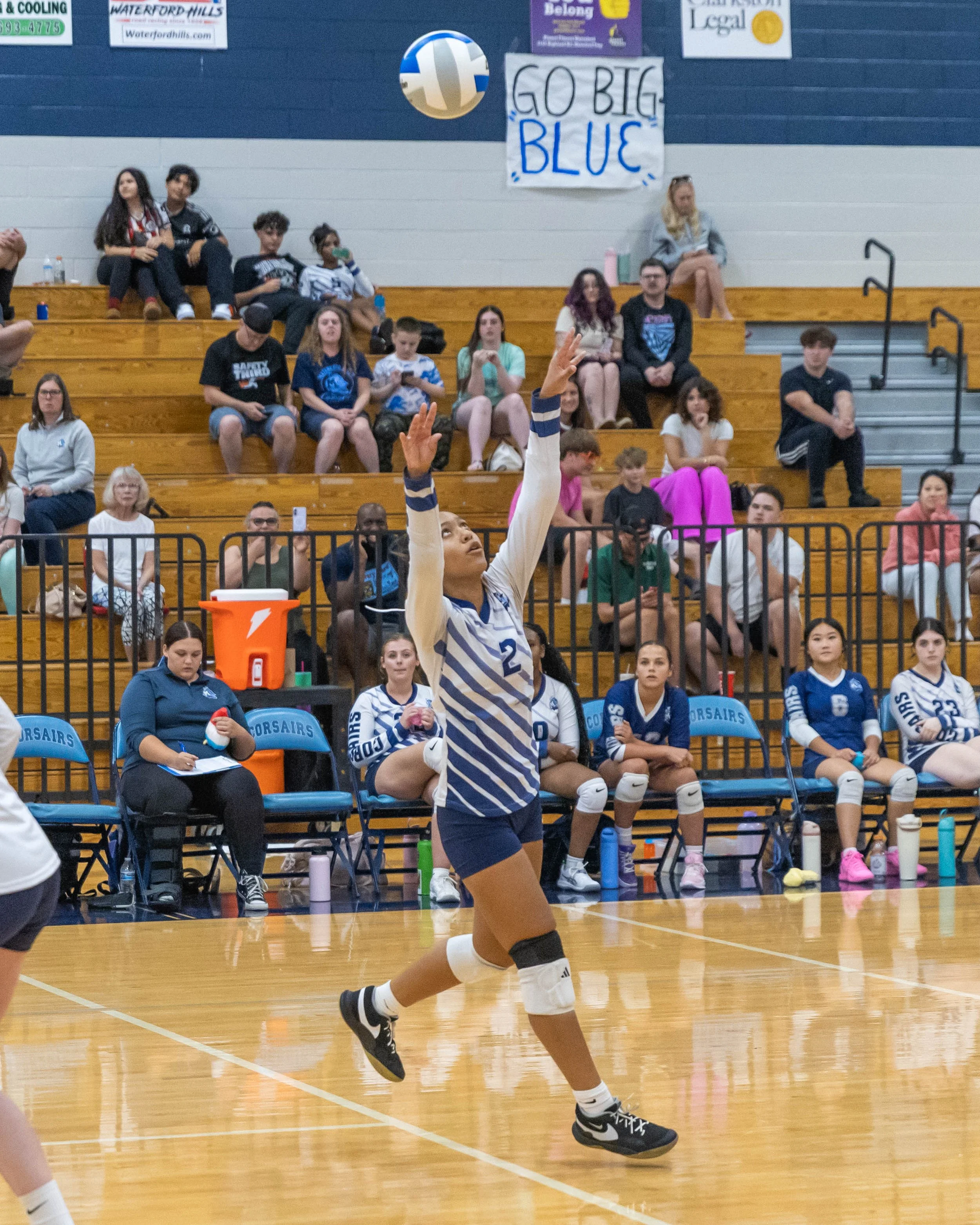 WM #2 returns the ball