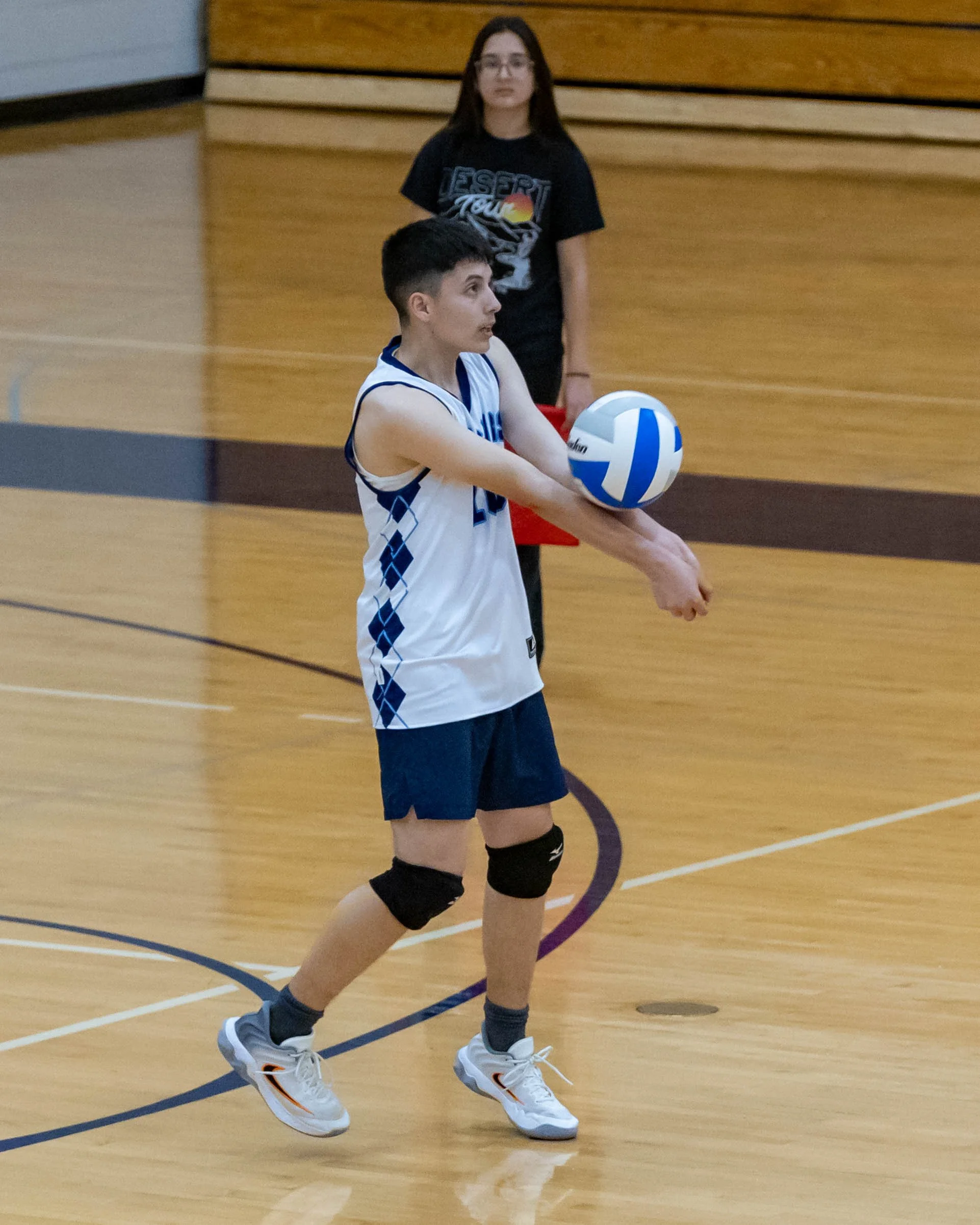 #10 sets the ball
