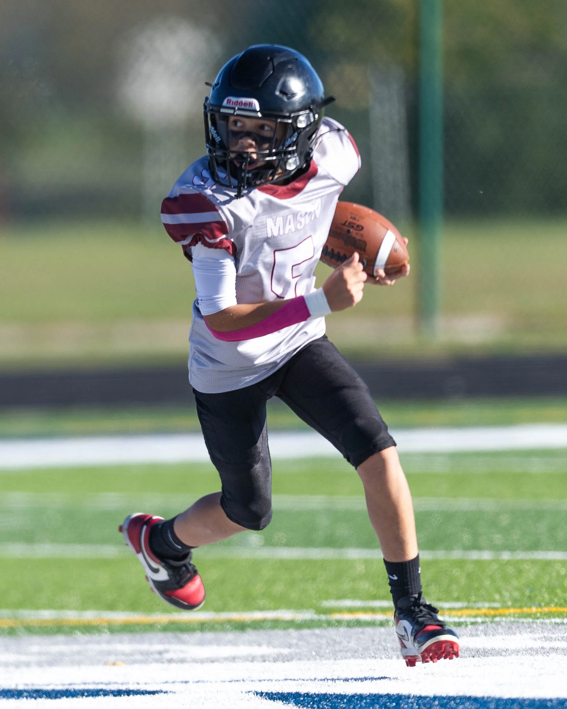 Mason #5 carries the ball