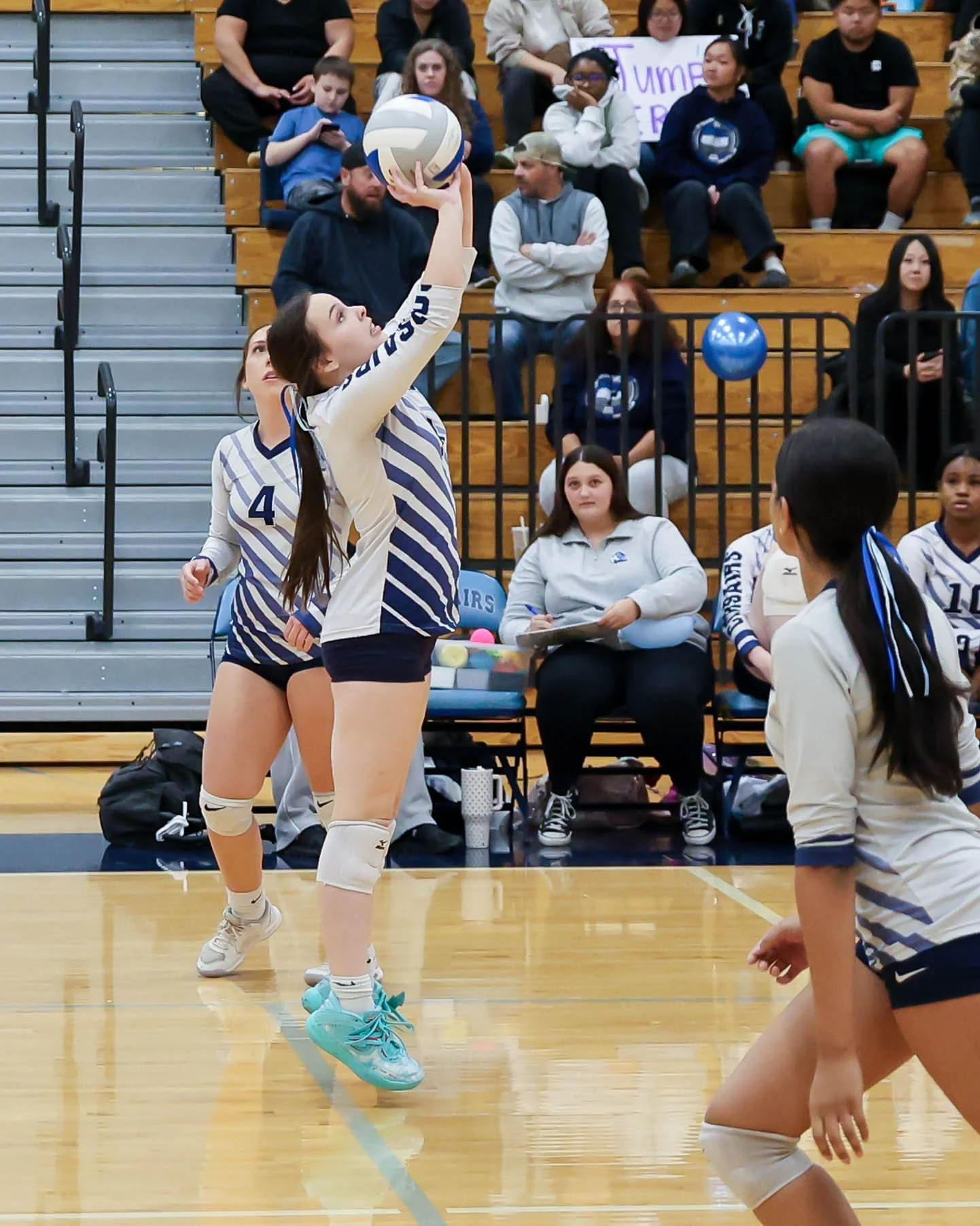 Mott #8 sets the ball