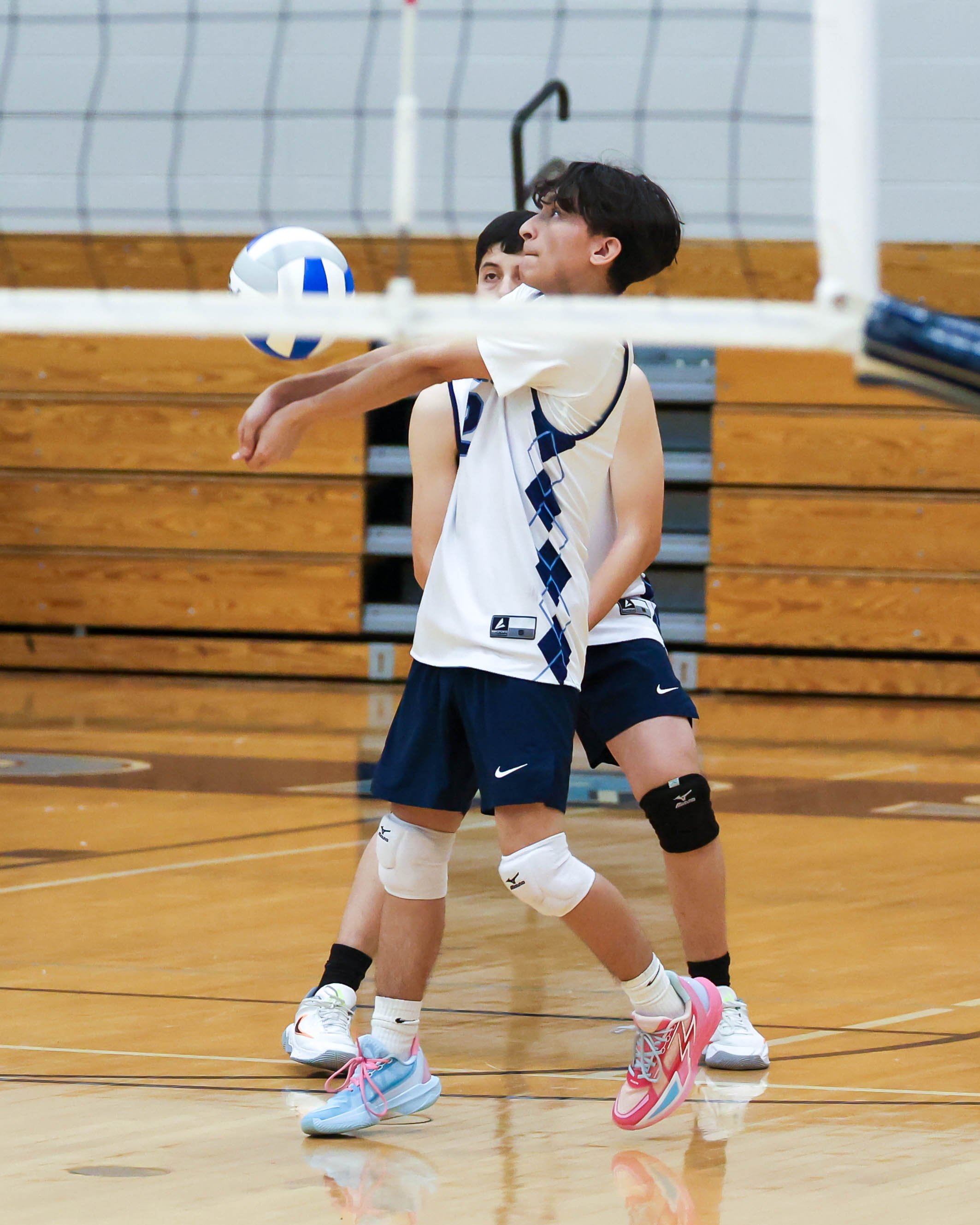 Mott #7 sets the ball