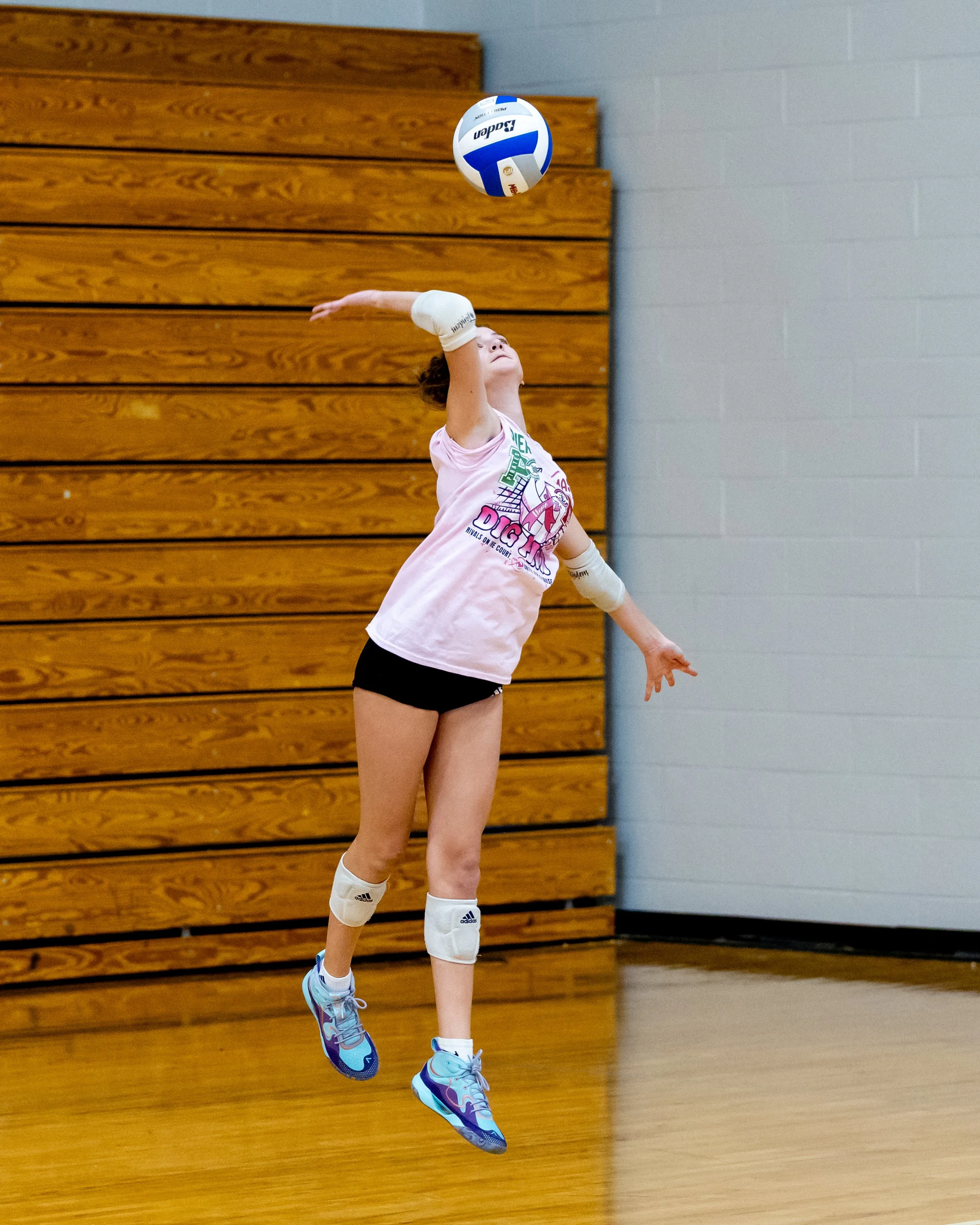 Mason player serves the ball