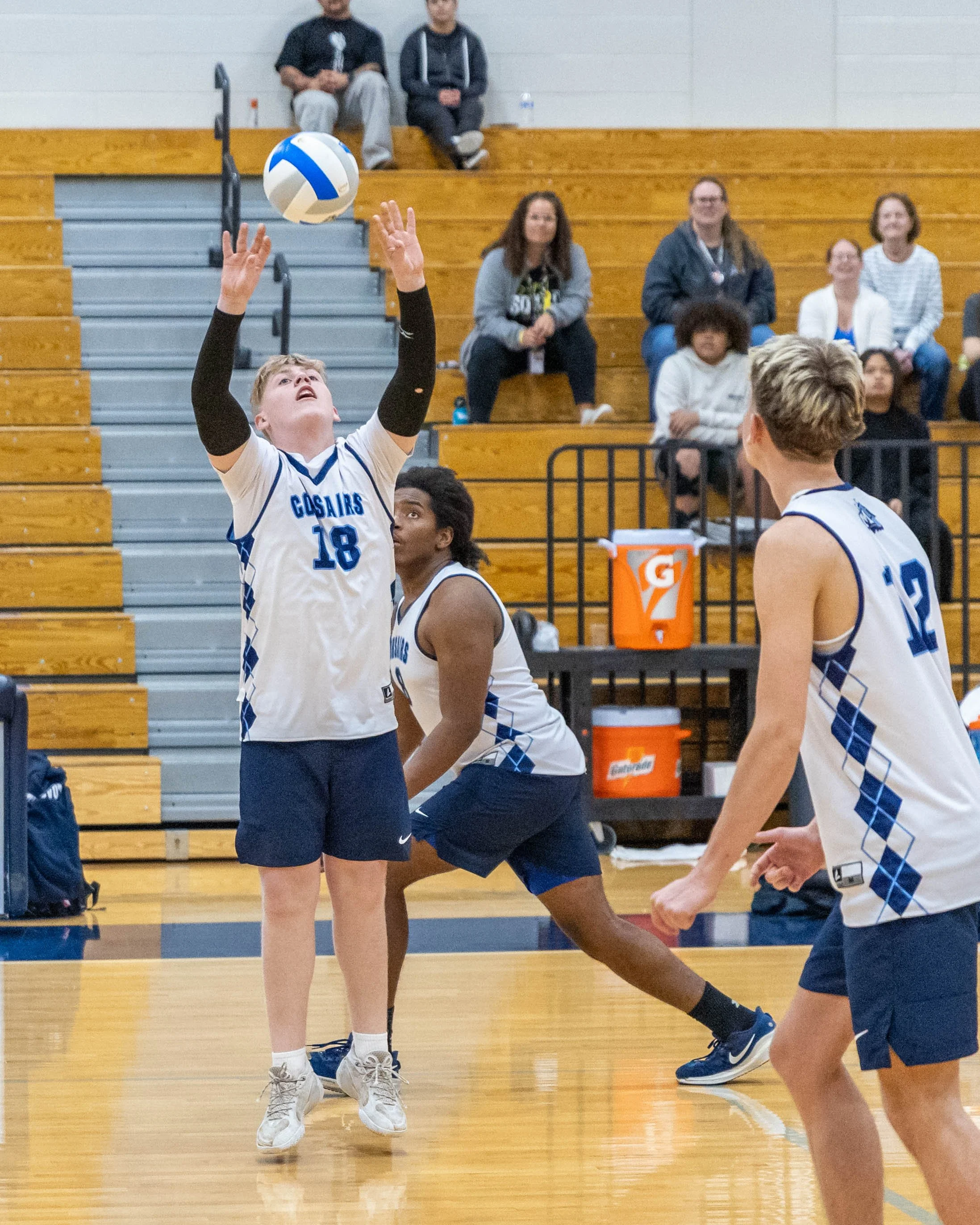 #18 sets the ball