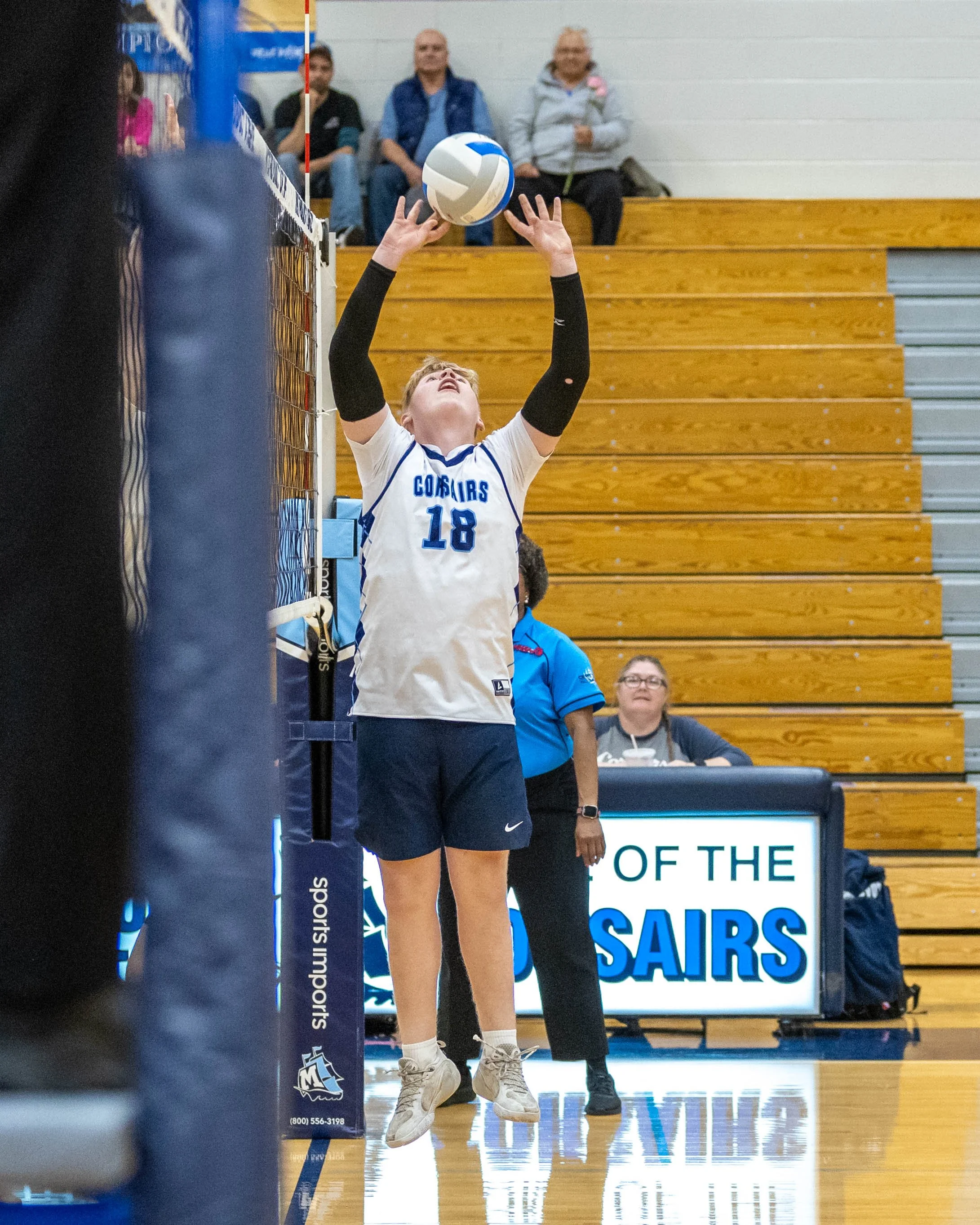 #18 sets the ball