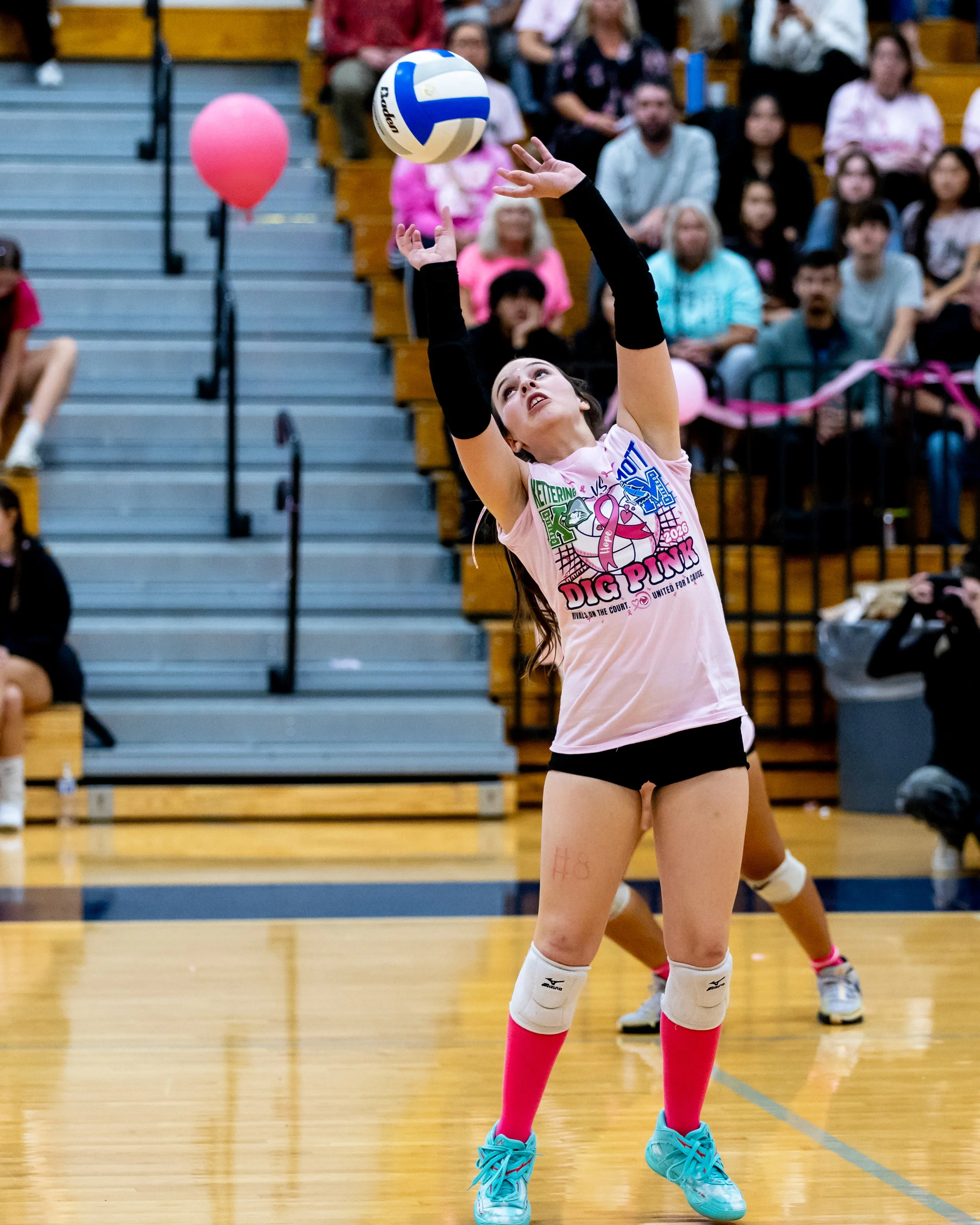 Mott player sets the ball