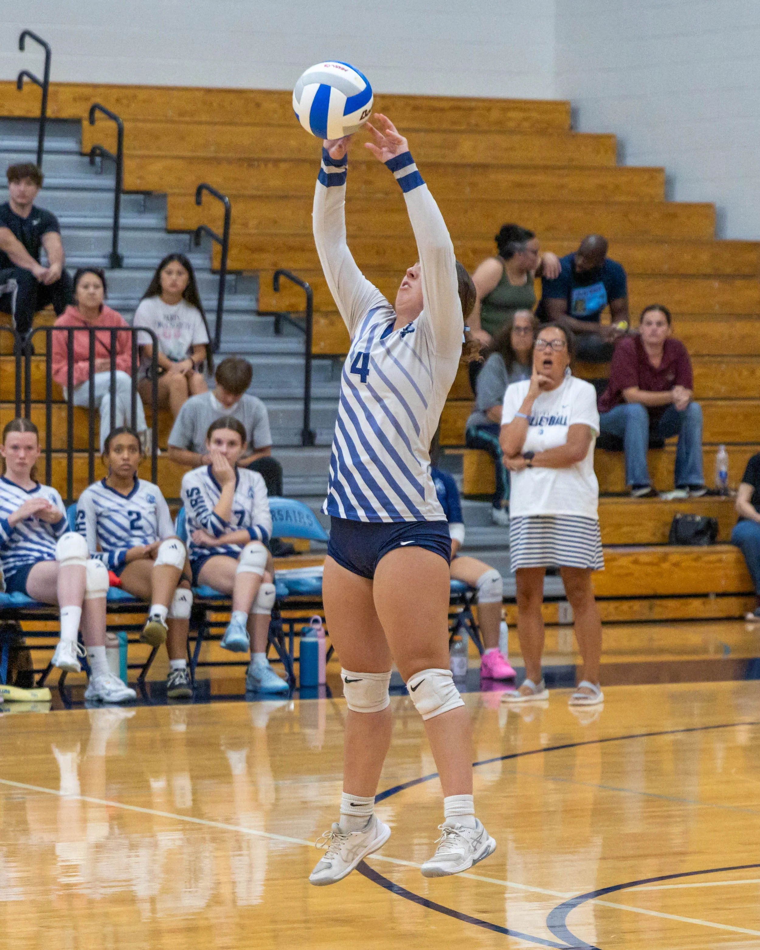 WM #4 sets the ball