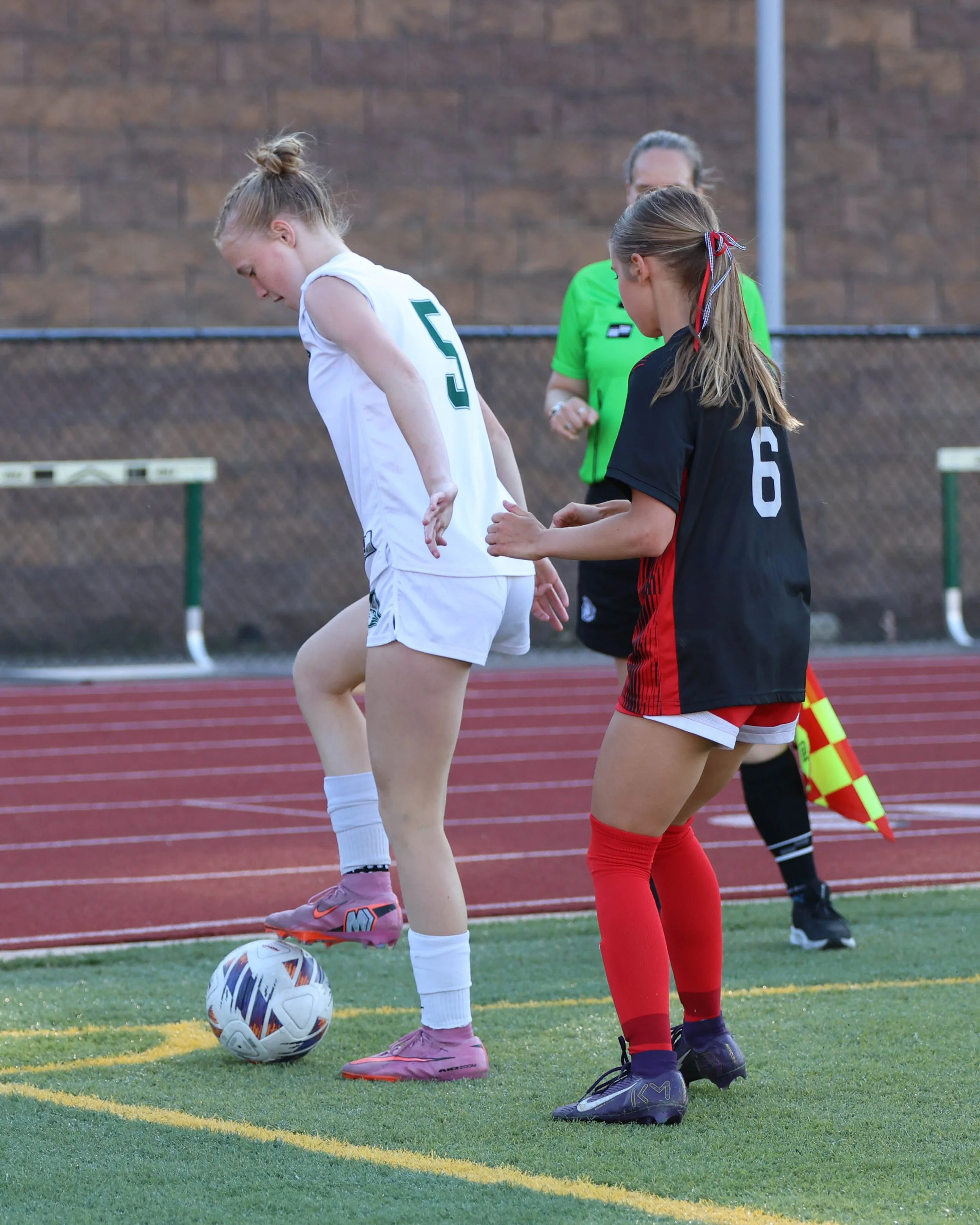 #5 controls the ball in the corner 