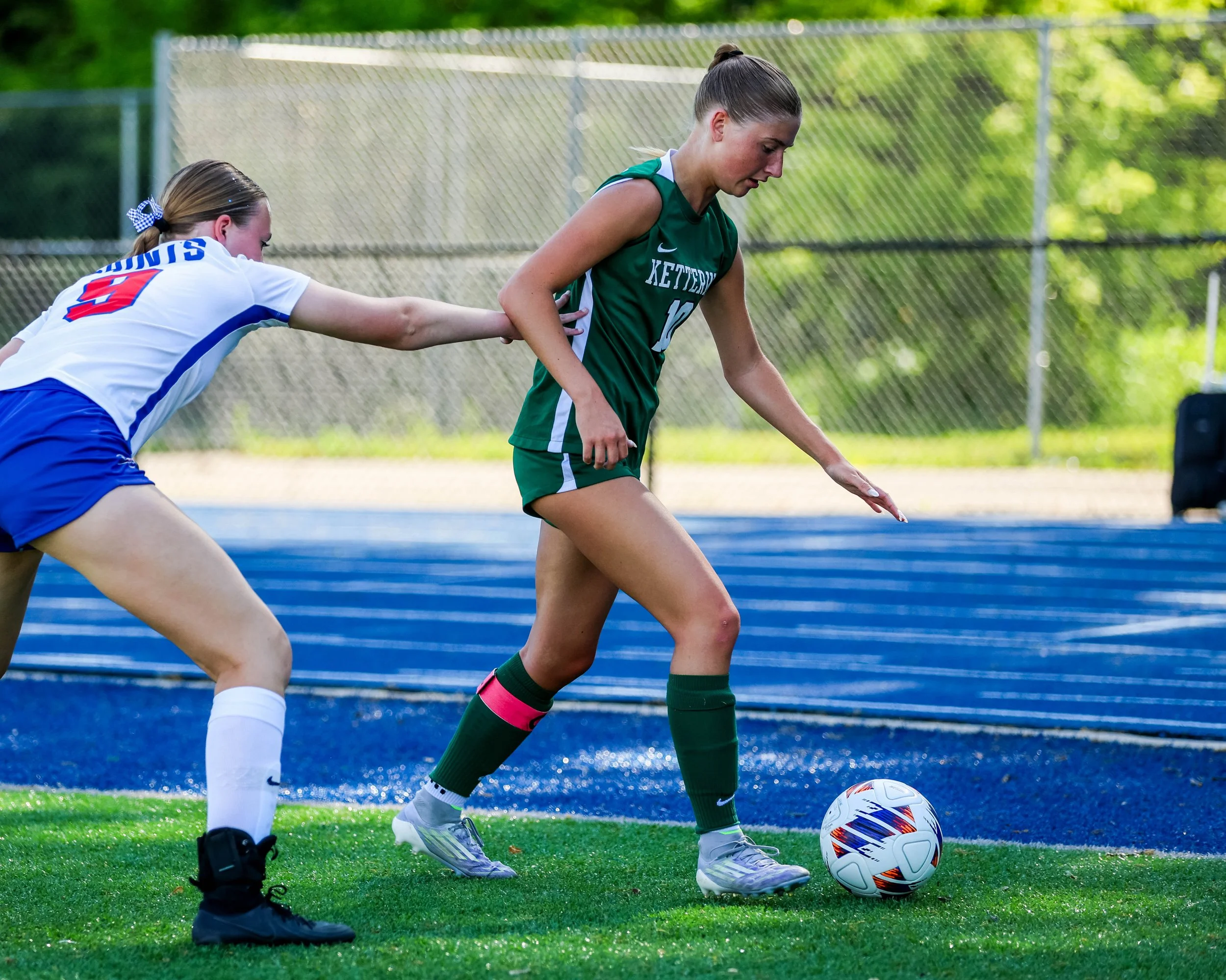 #10 controls the ball in the corner