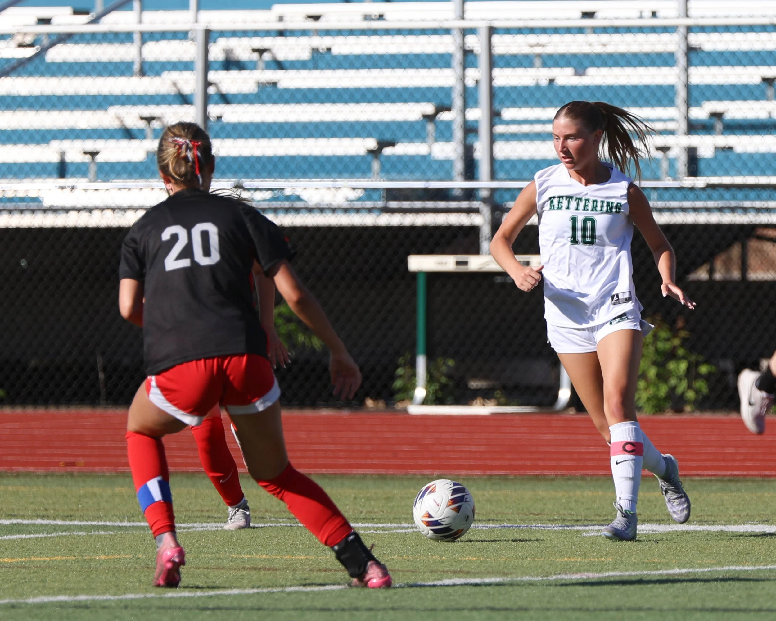 #10 loos to pass the ball