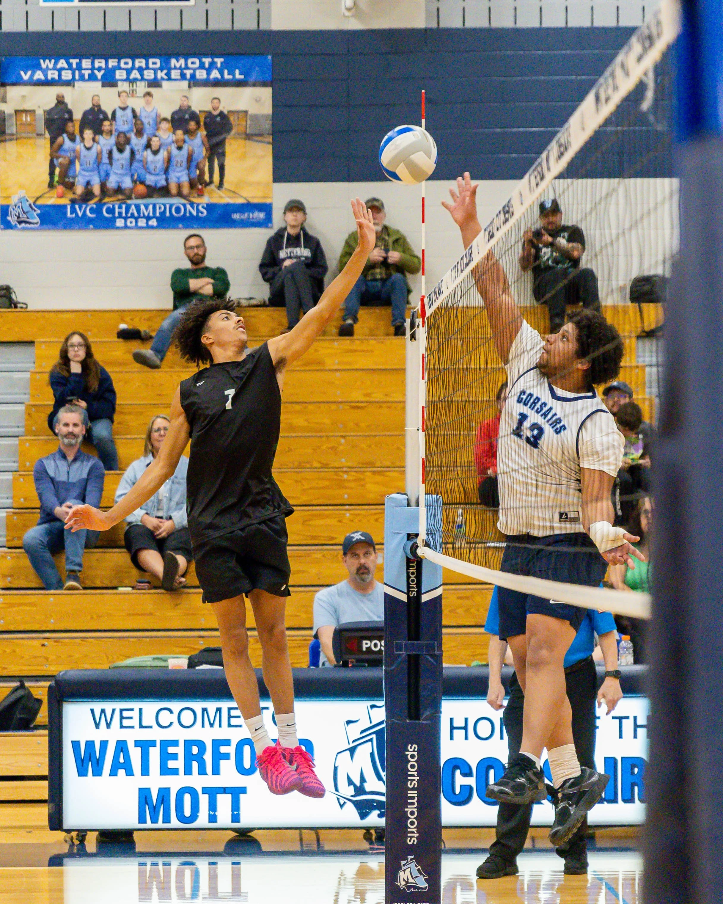 Kettering #1 and Mott #13 up for the ball